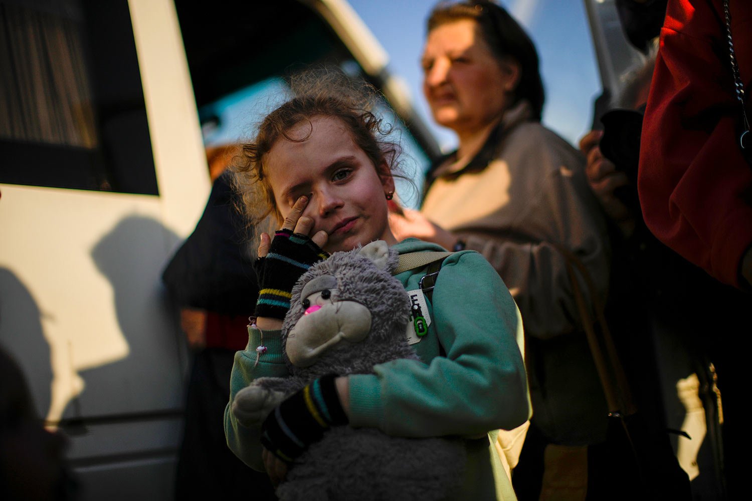 A child and her family who fled from Mariupol arrive at a reception center for displaced people in Zaporizhzhia, Ukraine, Sunday, May 8, 2022. (AP Photo/Francisco Seco) 