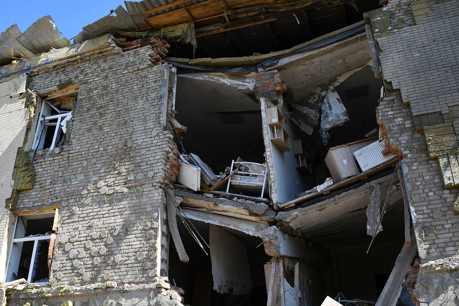  A baby bed is seen inside an apartment building damaged by Russian shelling in Bakhmut, Donetsk region, Ukraine, Thursday, May 12, 2022. (AP Photo/Andriy Andriyenko) 