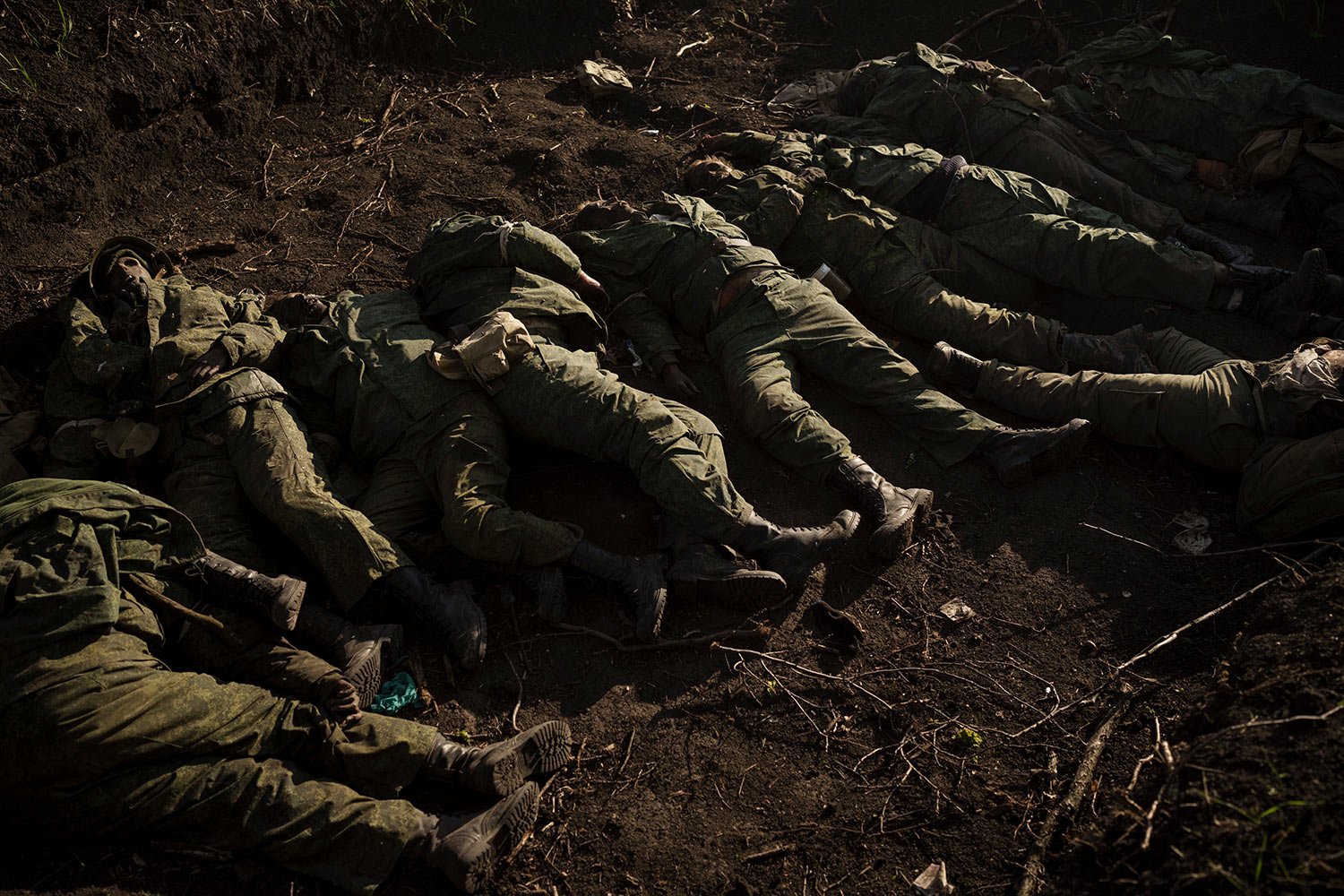  The bodies of 11 Russian soldiers lie in the village of Vilkhivka, recently retaken by Ukraininan forces near Kharkiv, Ukraine, Monday, May 9, 2022. (AP Photo/Felipe Dana) 