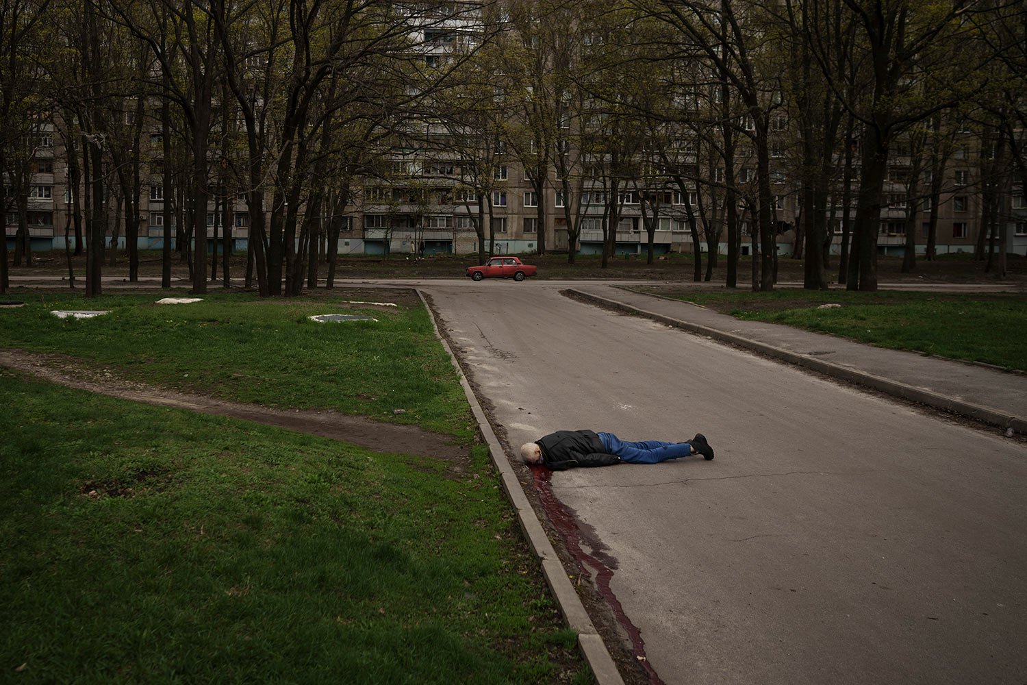  The body of a man killed during a Russian bombardment lies on a street at a residential neighborhood in Kharkiv, Ukraine, Tuesday, April 19, 2022. (AP Photo/Felipe Dana)  