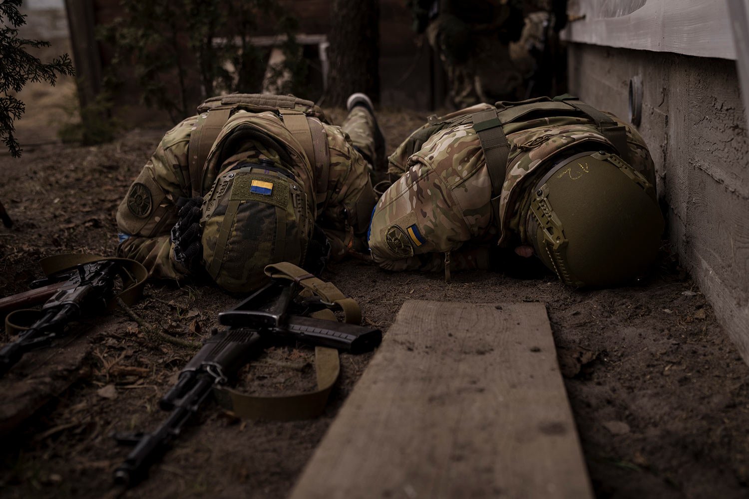  Ukrainian soldiers take cover from incoming artillery fire in Irpin, outskirts of Kyiv, Ukraine, Sunday, March 13, 2022. (AP Photo/Felipe Dana)  