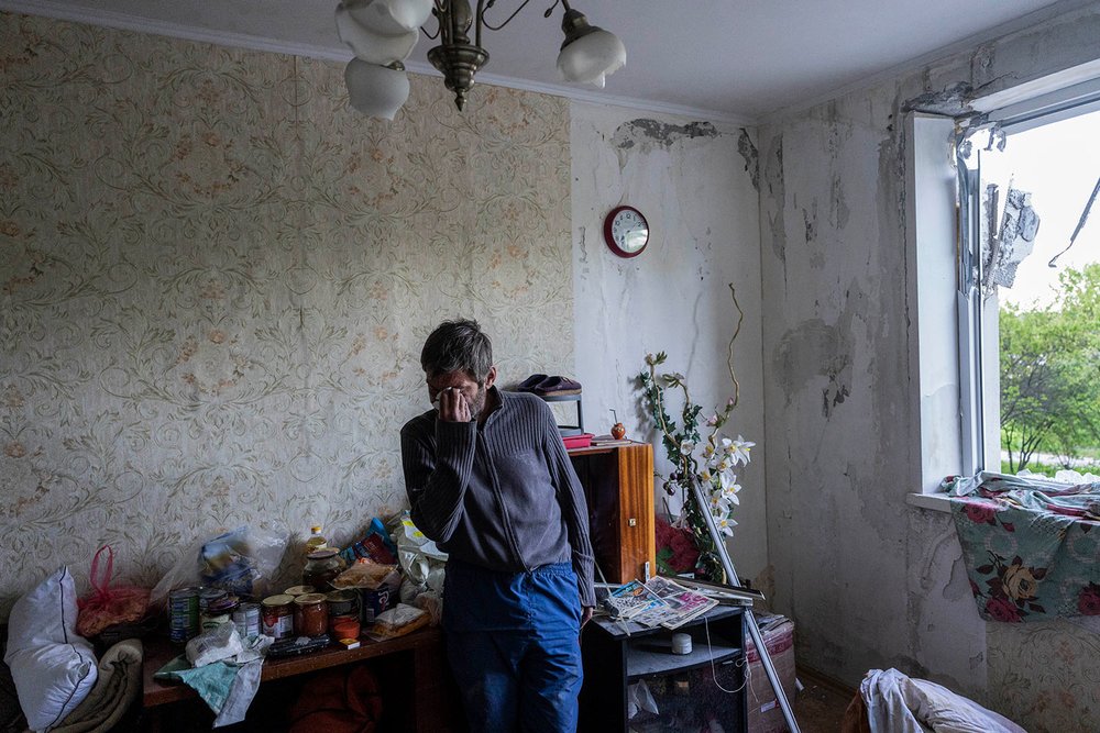  Roman Pryhodchenko cries inside his house damaged by multiple shelling in Kharkiv, Ukraine, Sunday, May 15, 2022. (AP Photo/Bernat Armangue) 