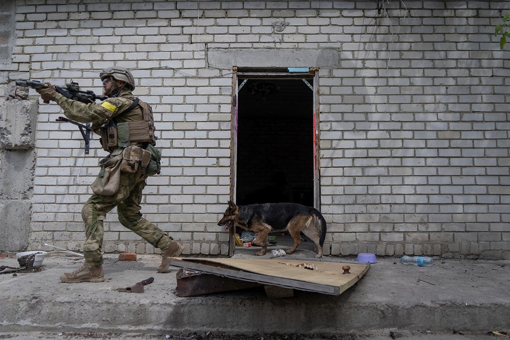  A Ukrainian serviceman patrols during a reconnaissance mission in a recently retaken village on the outskirts of Kharkiv, east Ukraine, Saturday, May 14, 2022. (AP Photo/Mstyslav Chernov) 