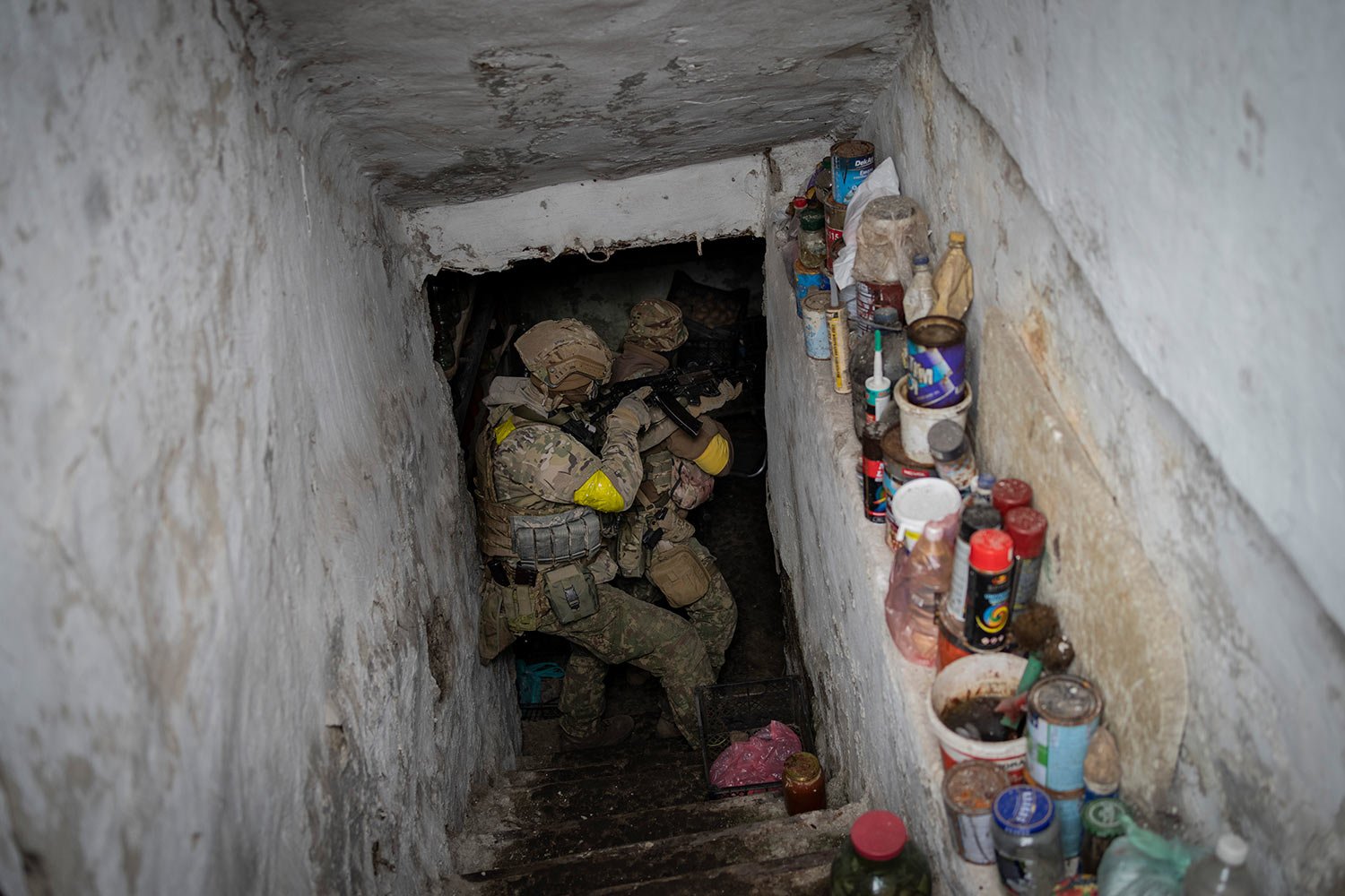  Ukrainian National Guard soldiers inspect a basement during a reconnaissance mission in a recently retaken village on the outskirts of Kharkiv, east Ukraine, Saturday, May 14, 2022. (AP Photo/Bernat Armangue) 