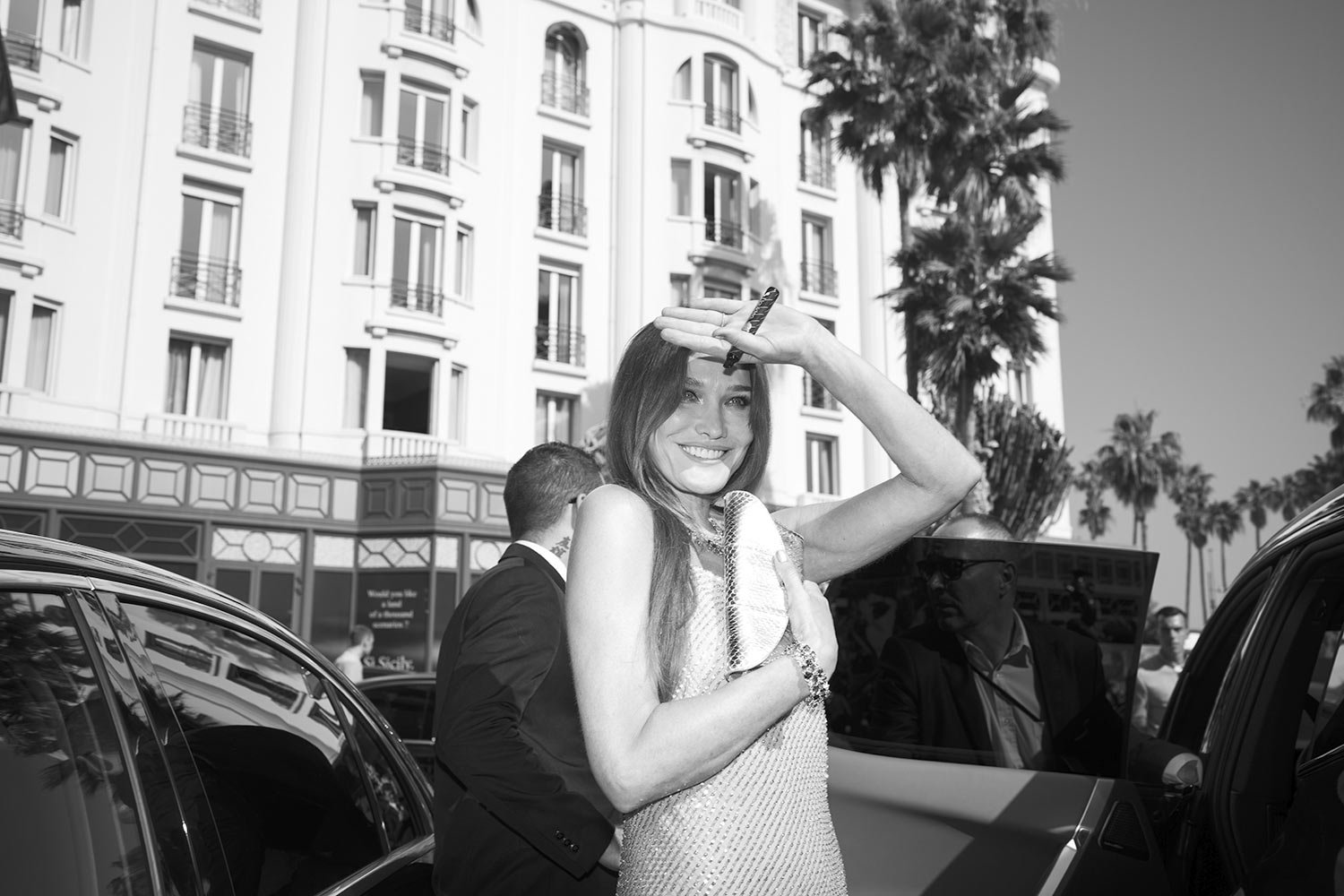  Carla Bruni leaves from the Majestic hotel for the premiere of the film 'Triangle of Sadness' at the 75th international film festival, Cannes, southern France, Saturday, May 21, 2022. (AP Photo/Petros Giannakouris) 
