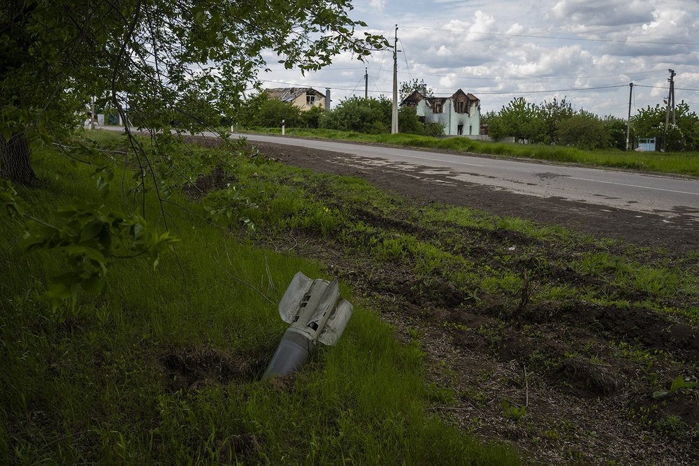  An unexploded projectile protrudes from the side of the street in the town of Vilkhivka, on the outskirts of Kharkiv, in eastern Ukraine, Friday, May 20, 2022. (AP Photo/Bernat Armangue) 
