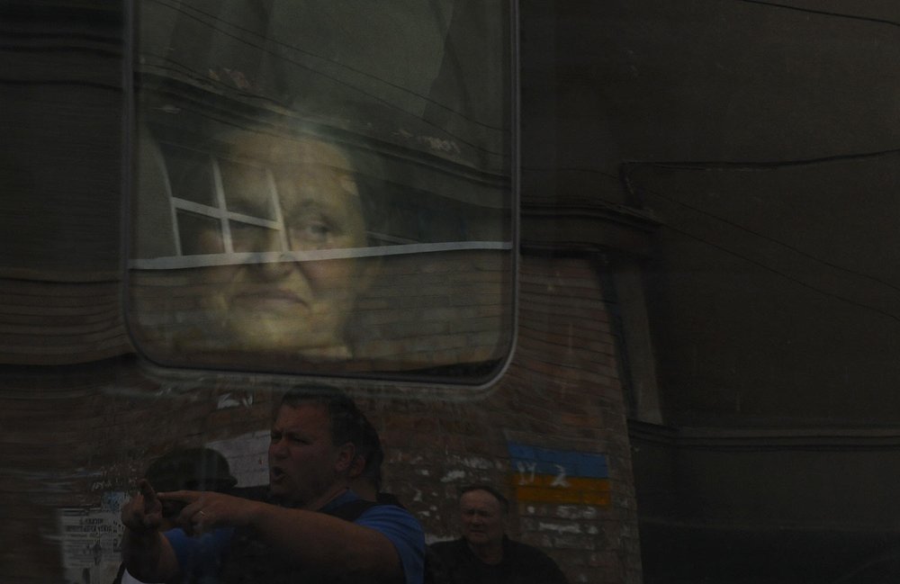  A Ukrainian woman peers through a bus window as civilians evacuate Soledar in the Donetsk region of Ukraine, Tuesday, May 24, 2022. (AP Photo/Andriy Andriyenko) 