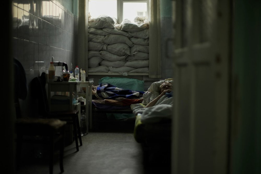  With sandbags covering the window, hospital patients rest at Pokrovsk Hospital in Pokrovsk, eastern Ukraine, Sunday, May 22, 2022. (AP Photo/Francisco Seco) 