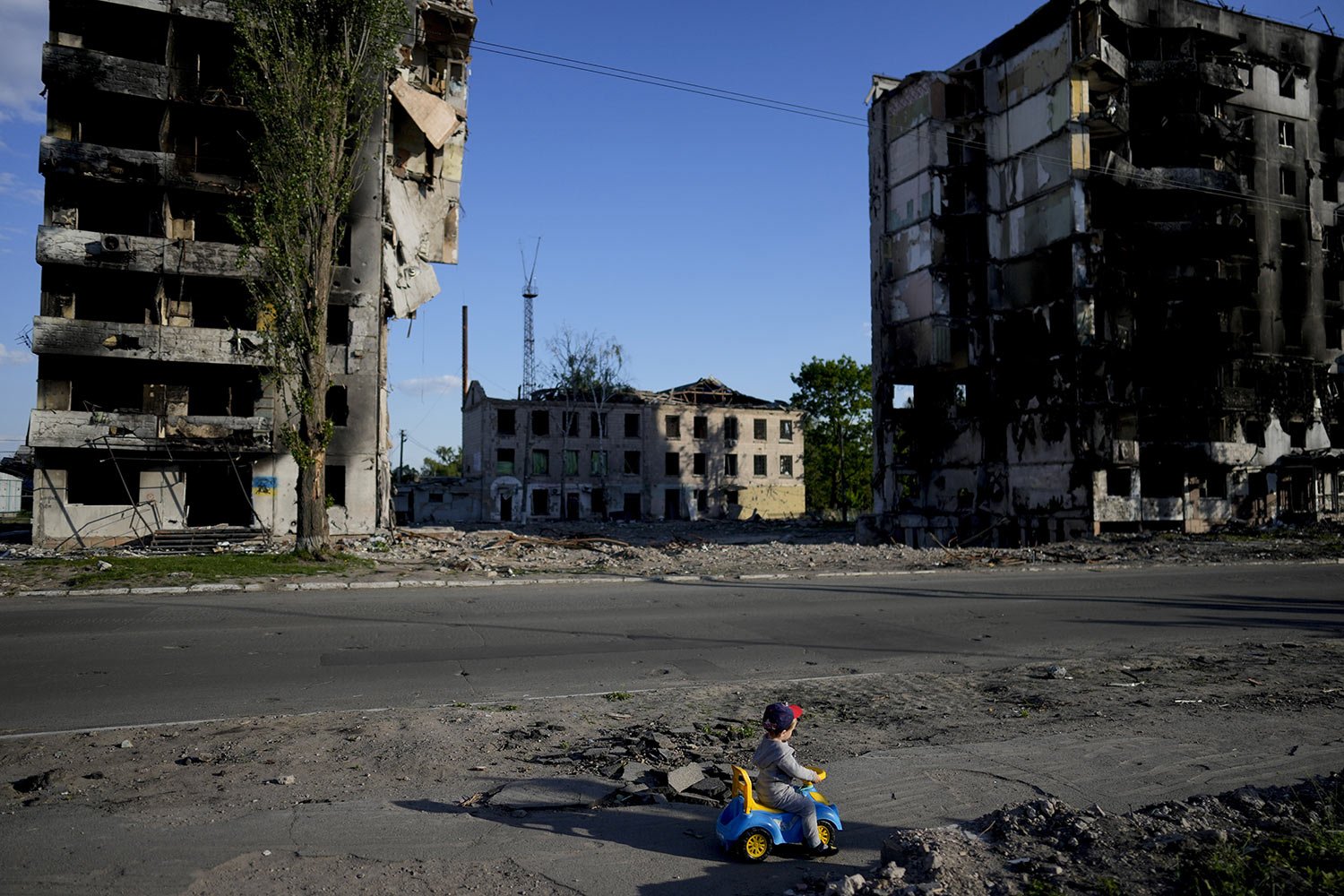  A boy plays in front of houses destroyed by shelling in Borodyanka, Ukraine, Tuesday, May 24, 2022. (AP Photo/Natacha Pisarenko) 