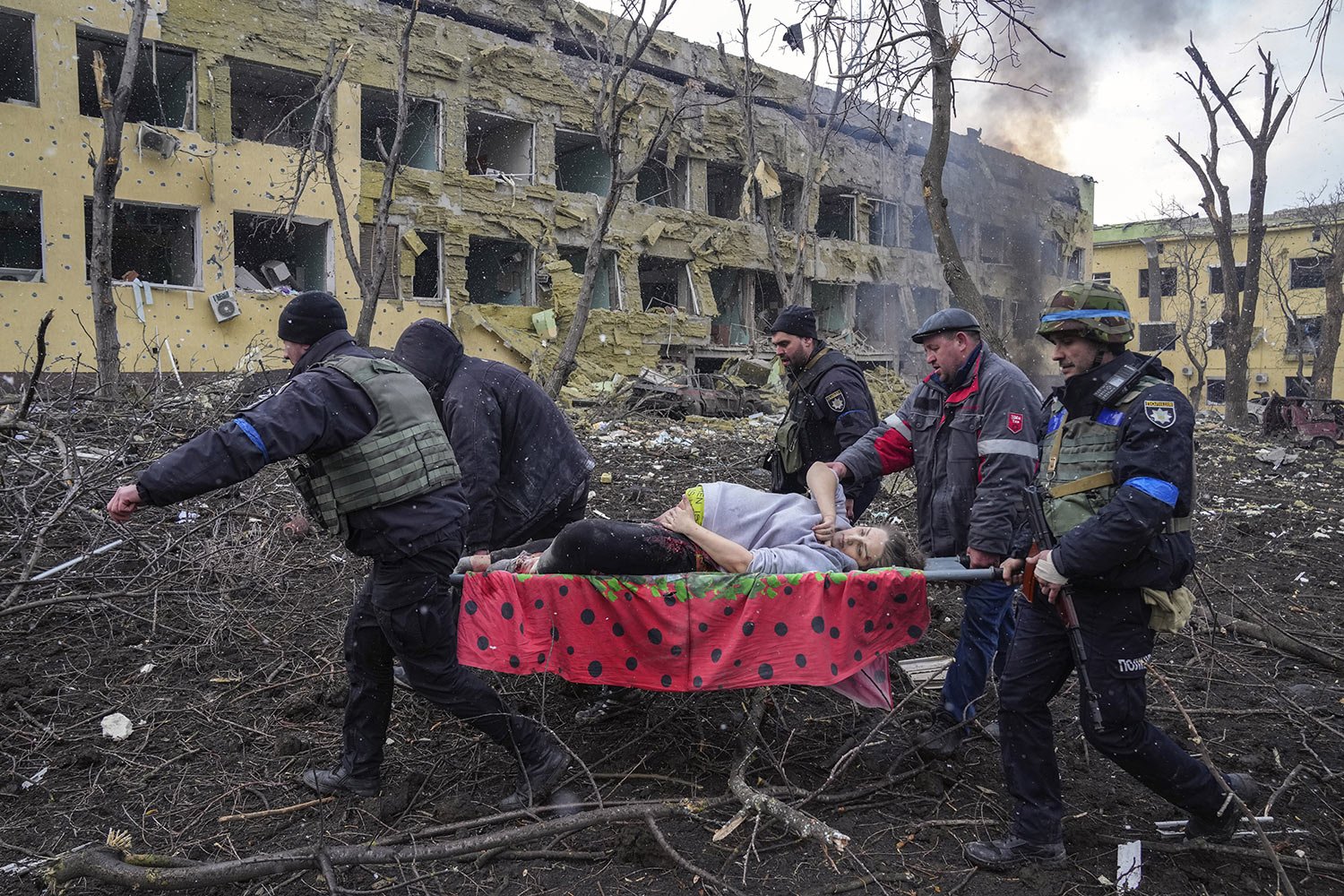  A pregnant woman whose pelvis had been crushed and her hip detached during Russian shelling is evacuated from a maternity in Mariupol, Ukraine, March 9, 2022. The woman was taken to another hospital closer to the front line but did not survive. (AP 