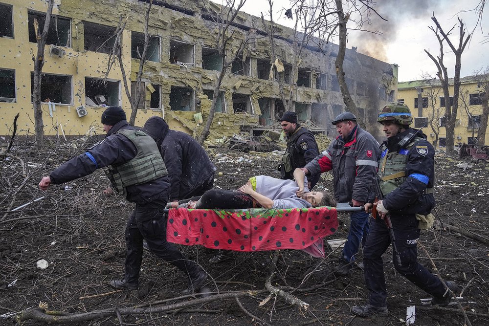  A pregnant woman whose pelvis had been crushed and her hip detached during Russian shelling is evacuated from a maternity in Mariupol, Ukraine, March 9, 2022. The woman was taken to another hospital closer to the front line but did not survive. (AP 