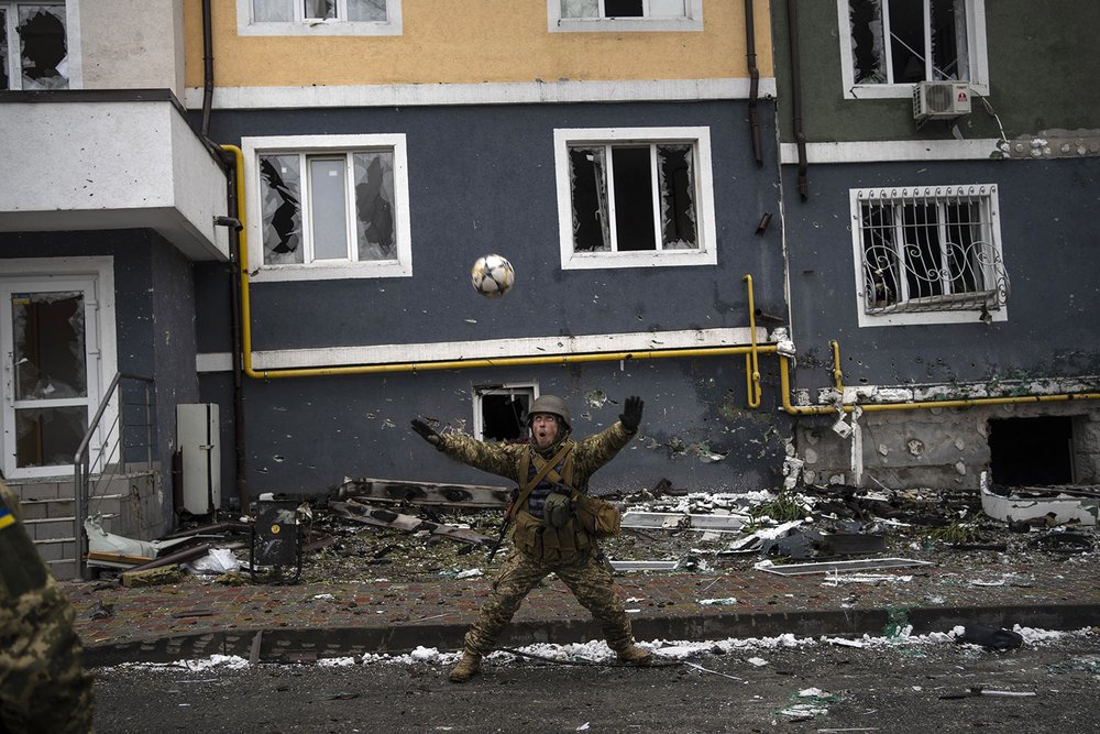  A Ukranian soldier plays a pick-up game in Irpin on the outskirts of Kyiv, Ukraine, Saturday, April 2, 2022. (AP Photo/Rodrigo Abd) 