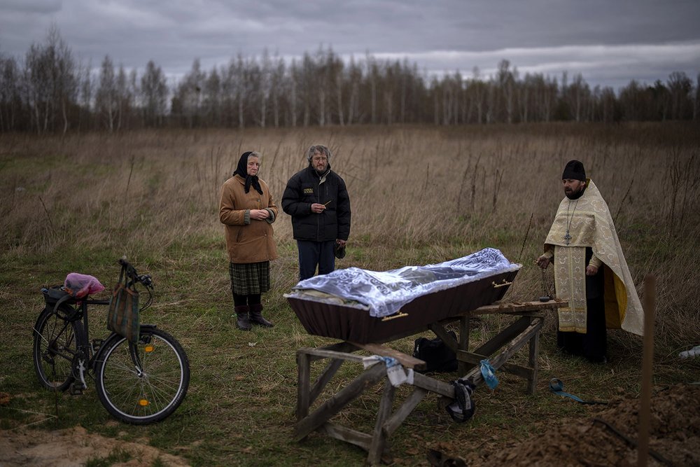  Nadiya Trubchaninova and her son Oleg Trubchaninov attend the funeral of her other son Vadym, who was killed by a Russian army gunshot on March 30, in Bucha on the outskirts of Kyiv, Ukraine, Saturday, April 16, 2022. (AP Photo/Emilio Morenatti) 