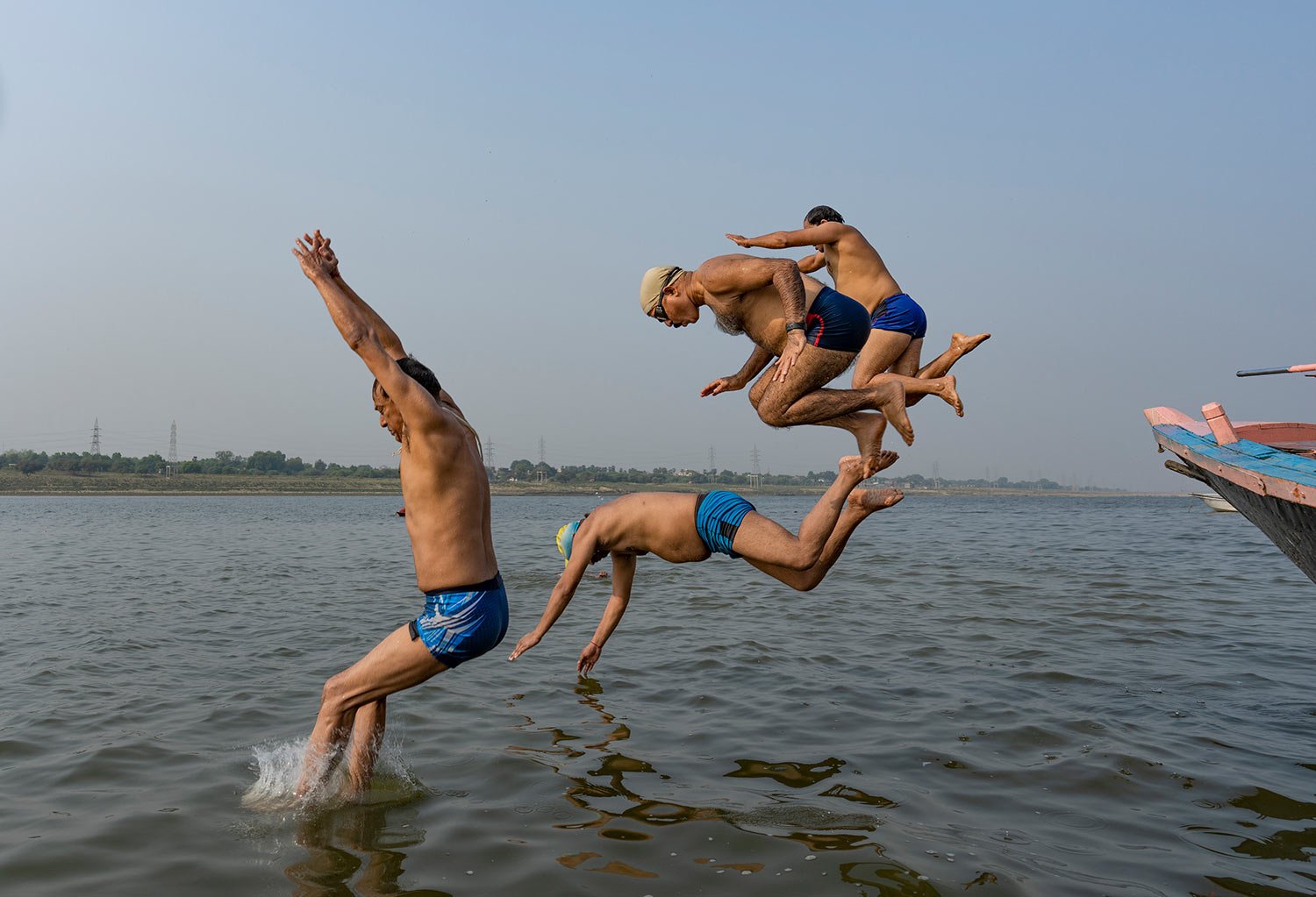  People jump into the river Yamuna to cool off on a hot summer day in Prayagraj, Uttar Pradesh state, India. Wednesday, May 11, 2022. (AP Photo/Rajesh Kumar Singh) 