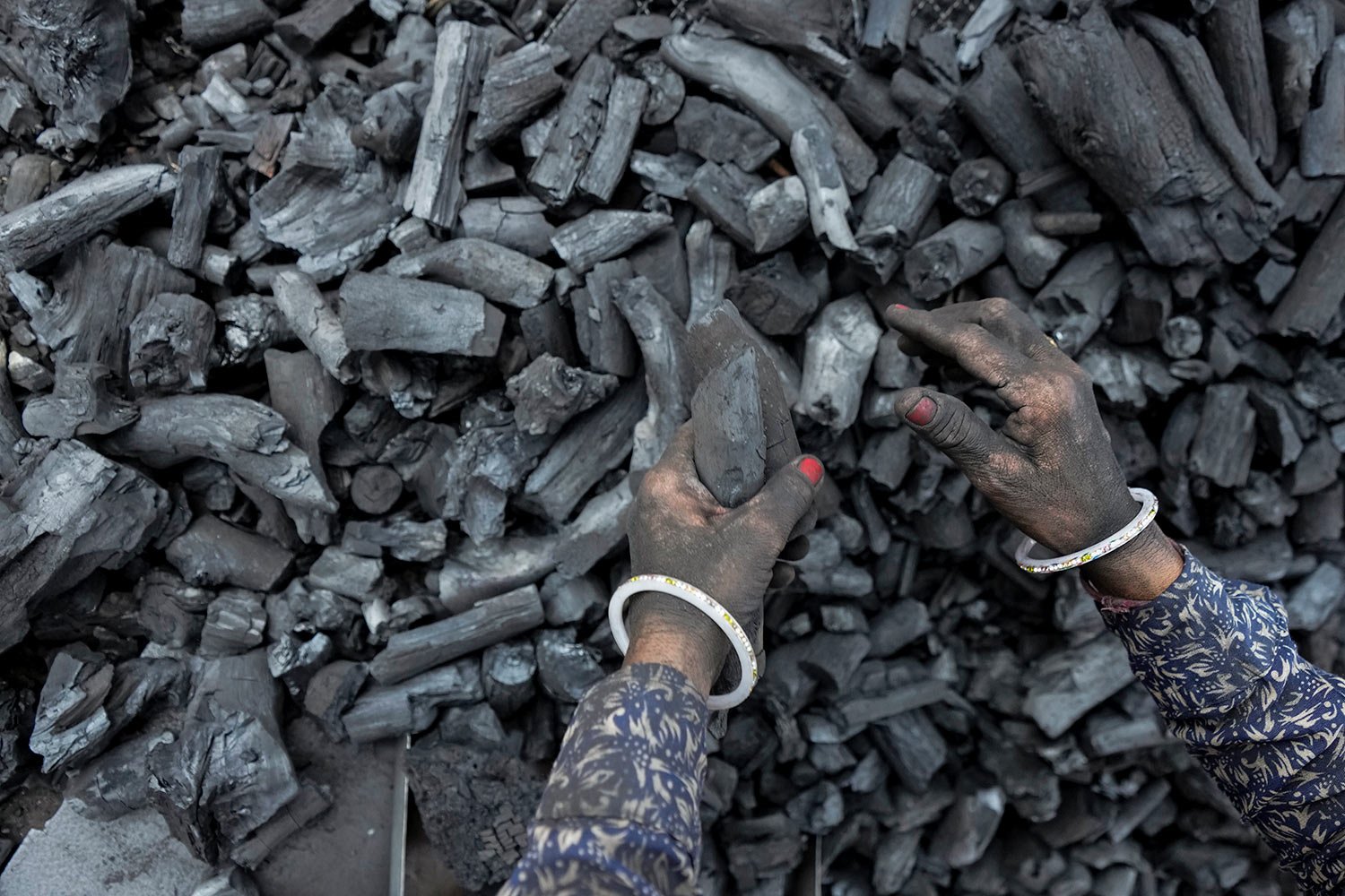  A woman works at a coal depot in Ahmedabad, India, Monday, May 2, 2022.  (AP Photo/Ajit Solanki) 