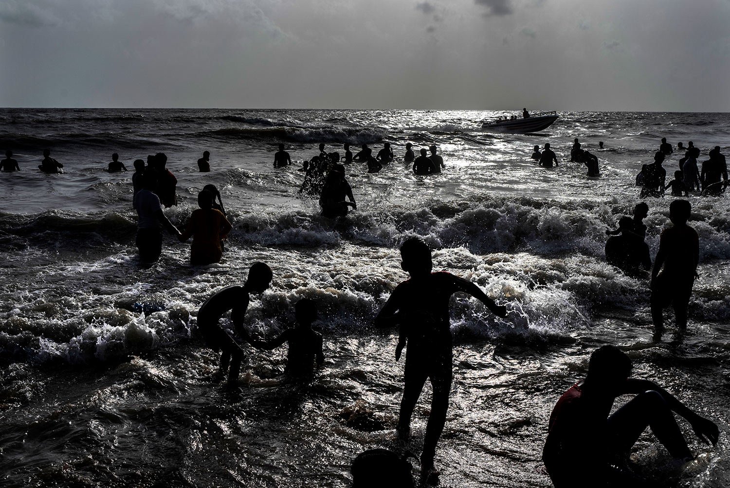  Children play at a crowded Juhu beach on the Arabian Sea coast on a hot and humid day in Mumbai, India, Sunday , May 22, 2022. (AP Photo/Rafiq Maqbool) 