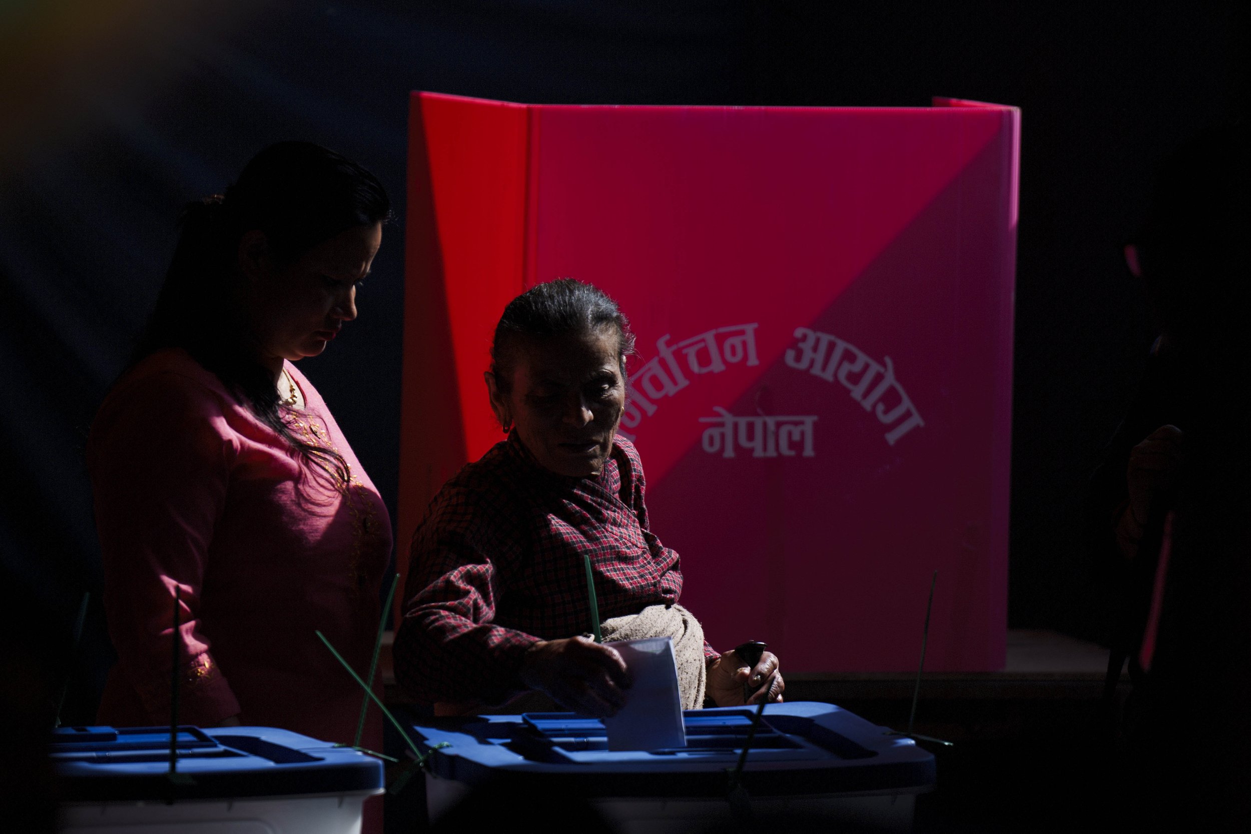  An elderly woman casts her vote for local level election in Kathmandu, Nepal, Friday, May 13, 2022.  (AP Photo/Niranjan Shrestha) 