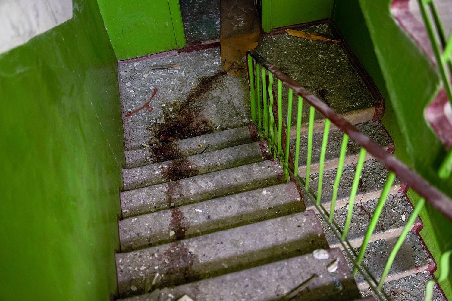  A trail of blood stains steps on a stairway inside a building that was damaged during an overnight missile strike by Russia forces, in Sloviansk, Ukraine, Tuesday, May 31, 2022. (AP Photo/Francisco Seco) 