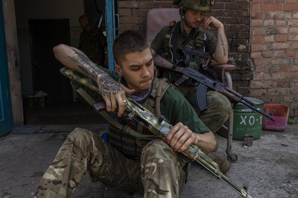  A security member of a medical rescue team cleans his weapon in the Donetsk oblast region of eastern Ukraine, Saturday, June 4, 2022. (AP Photo/Bernat Armangue) 