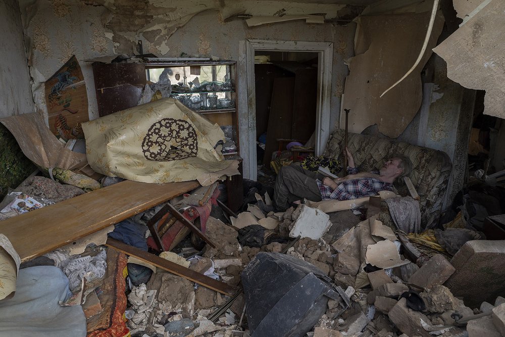  A resident sits on a sofa amid the rubble of a destroyed house after a Russian missile strike in Druzhkivka in eastern Ukraine, Sunday, June 5, 2022. (AP Photo/Bernat Armangue) 