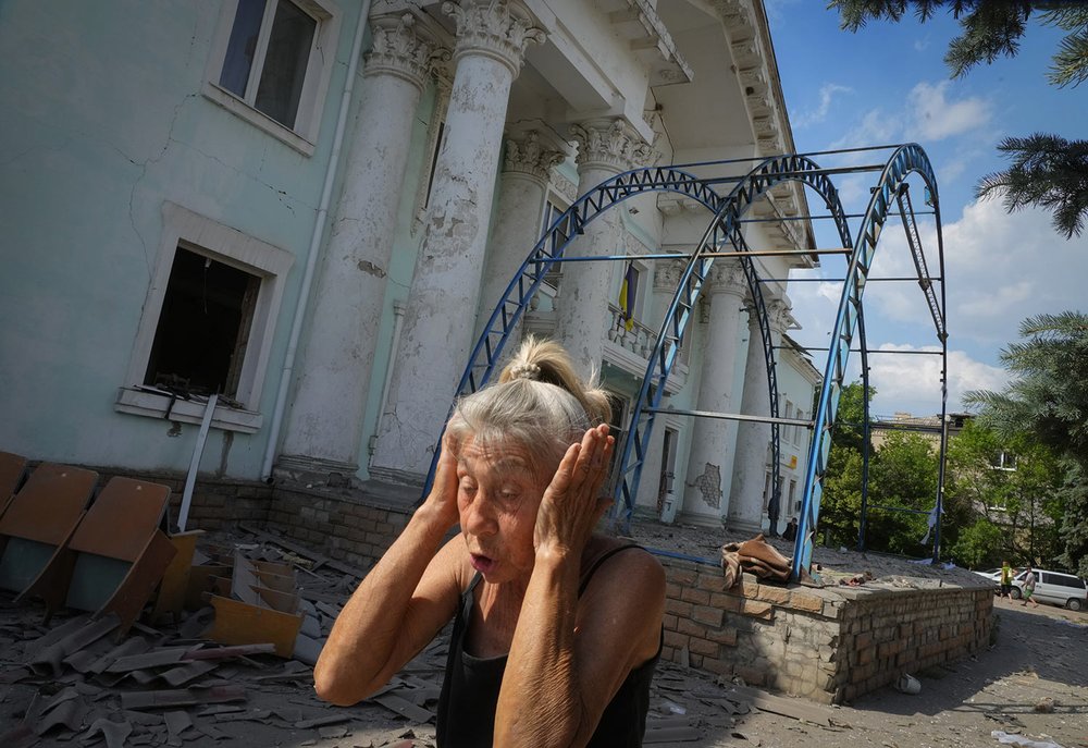  A woman covers her ears after a Russian air raid in Lysychansk, Luhansk region, Ukraine, Thursday, June 16, 2022. (AP Photo/Efrem Lukatsky) 