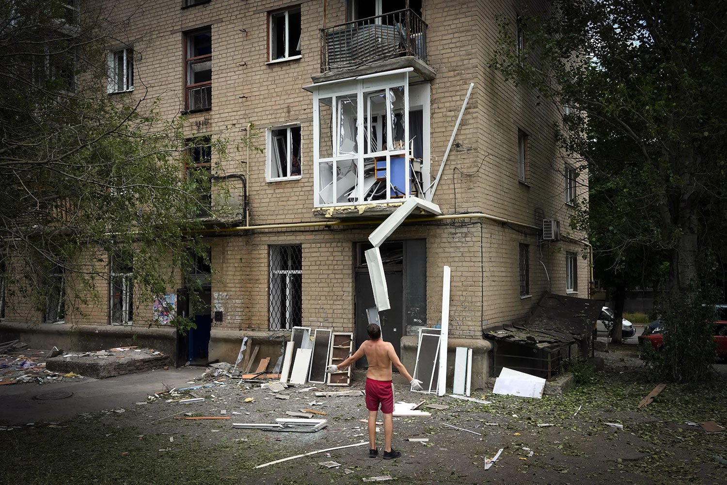  A local resident opens his arms as he looks at his damaged house following Russian night shelling, in Bakhmut, Donetsk region, Ukraine, Monday, June 13, 2022. (AP Photo/Efrem Lukatsky) 