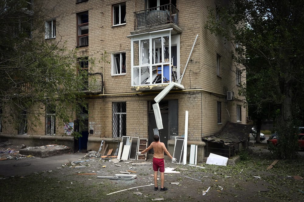  A local resident opens his arms as he looks at his damaged house following Russian night shelling, in Bakhmut, Donetsk region, Ukraine, Monday, June 13, 2022. (AP Photo/Efrem Lukatsky) 