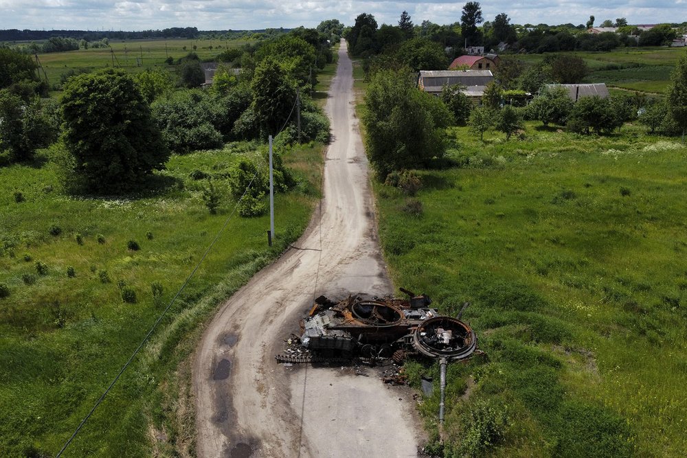  The remains of a destroyed tank sits abandoned on a road in Lypivka, on the outskirts of Kyiv, Ukraine, Tuesday, June 14, 2022. (AP Photo/Natacha Pisarenko) 
