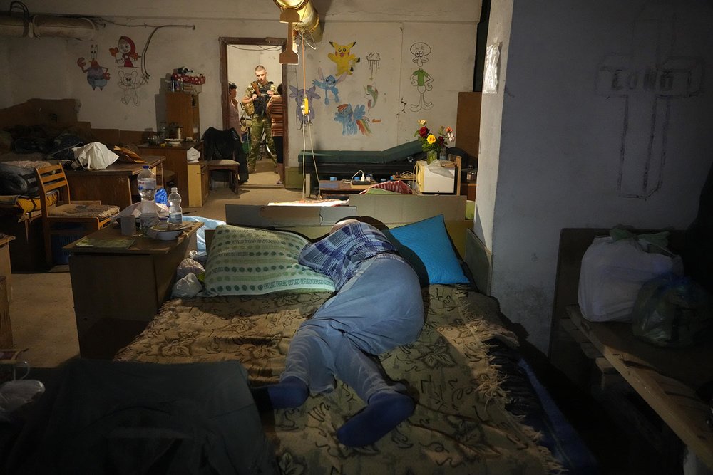  A man sleeps as he hides from Russian shelling in a living house basement in Lysychansk, Luhansk region, Ukraine, Thursday, June 16, 2022. (AP Photo/Efrem Lukatsky) 