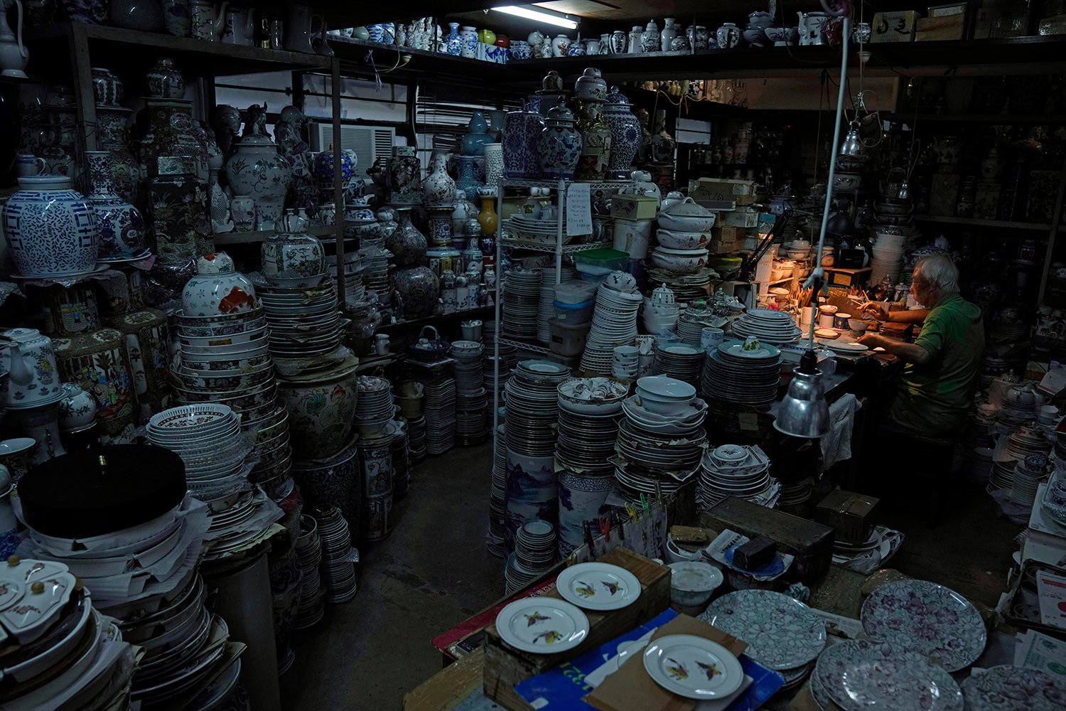  A staff member works at the Yuet Tung China Works, Hong Kong's porcelain factory, in Hong Kong, Wednesday, June 8, 2022.   (AP Photo/Kin Cheung) 