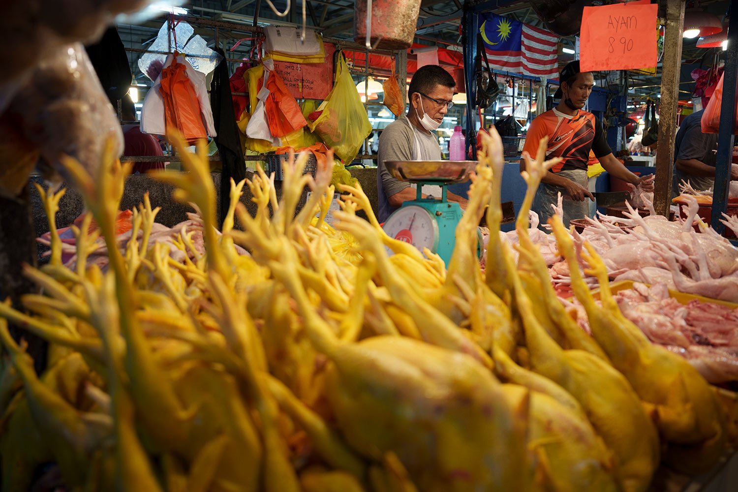  A seller prepares freshly butchered chickens at the Kampung Baru wet market in Kuala Lumpur, Malaysia, Tuesday, May 31, 2022. (AP Photo/Vincent Thian) 