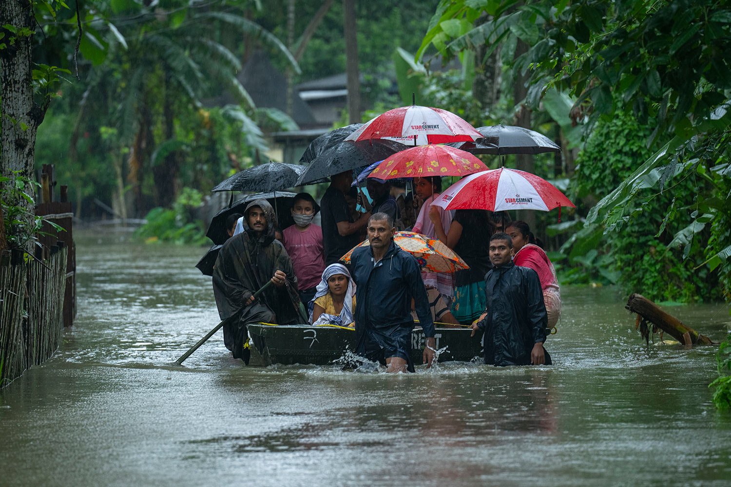  Indian army personnel rescue flood-affected villagers on a boat in Jalimura village, west of Gauhati, India, Saturday, June 18, 2022. (AP Photo/Anupam Nath) 