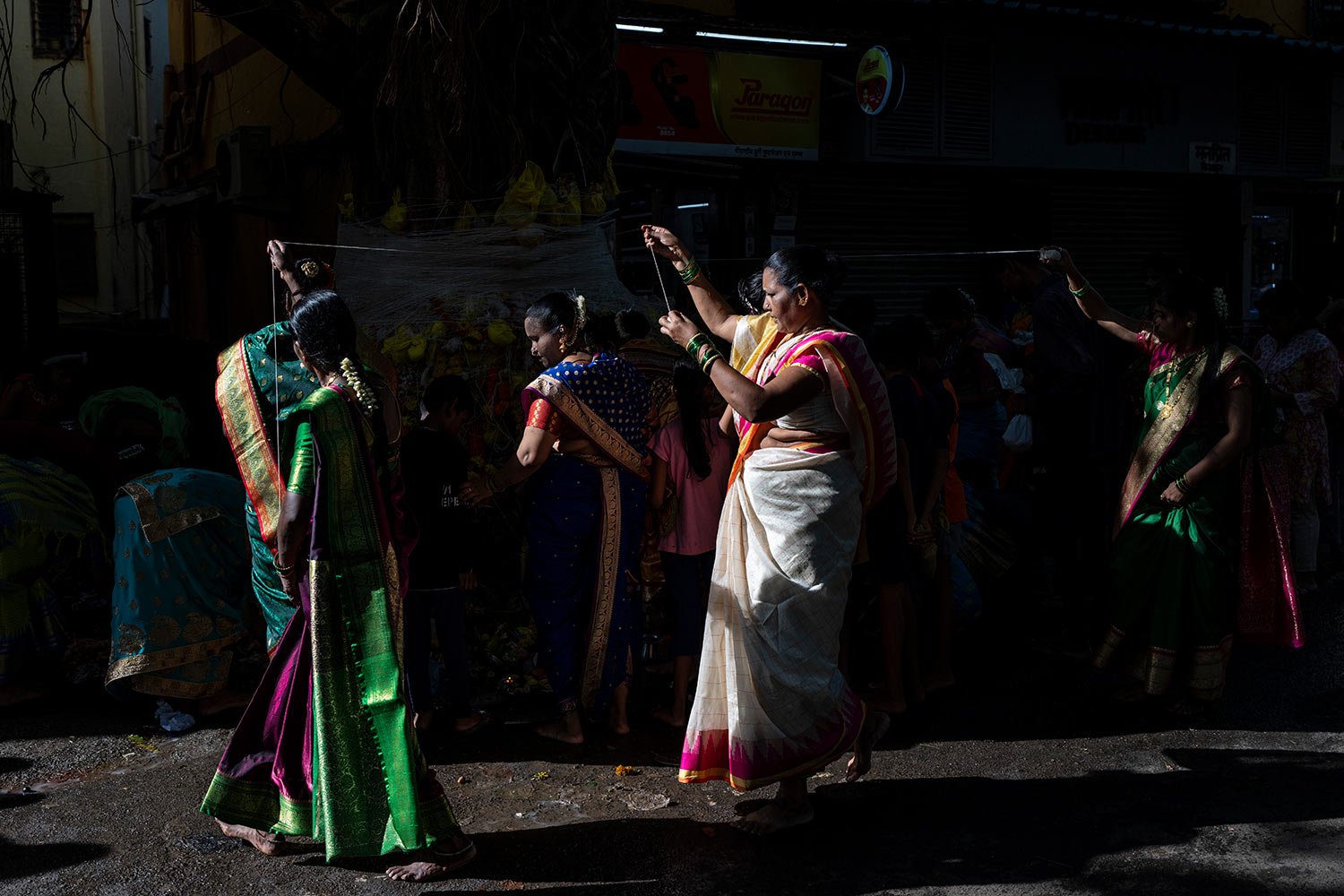  Hindu women perform rituals around a banyan tree on Vat Savitri festival in Mumbai, India, Tuesday, June 14, 2022.  (AP Photo/Rafiq Maqbool) 
