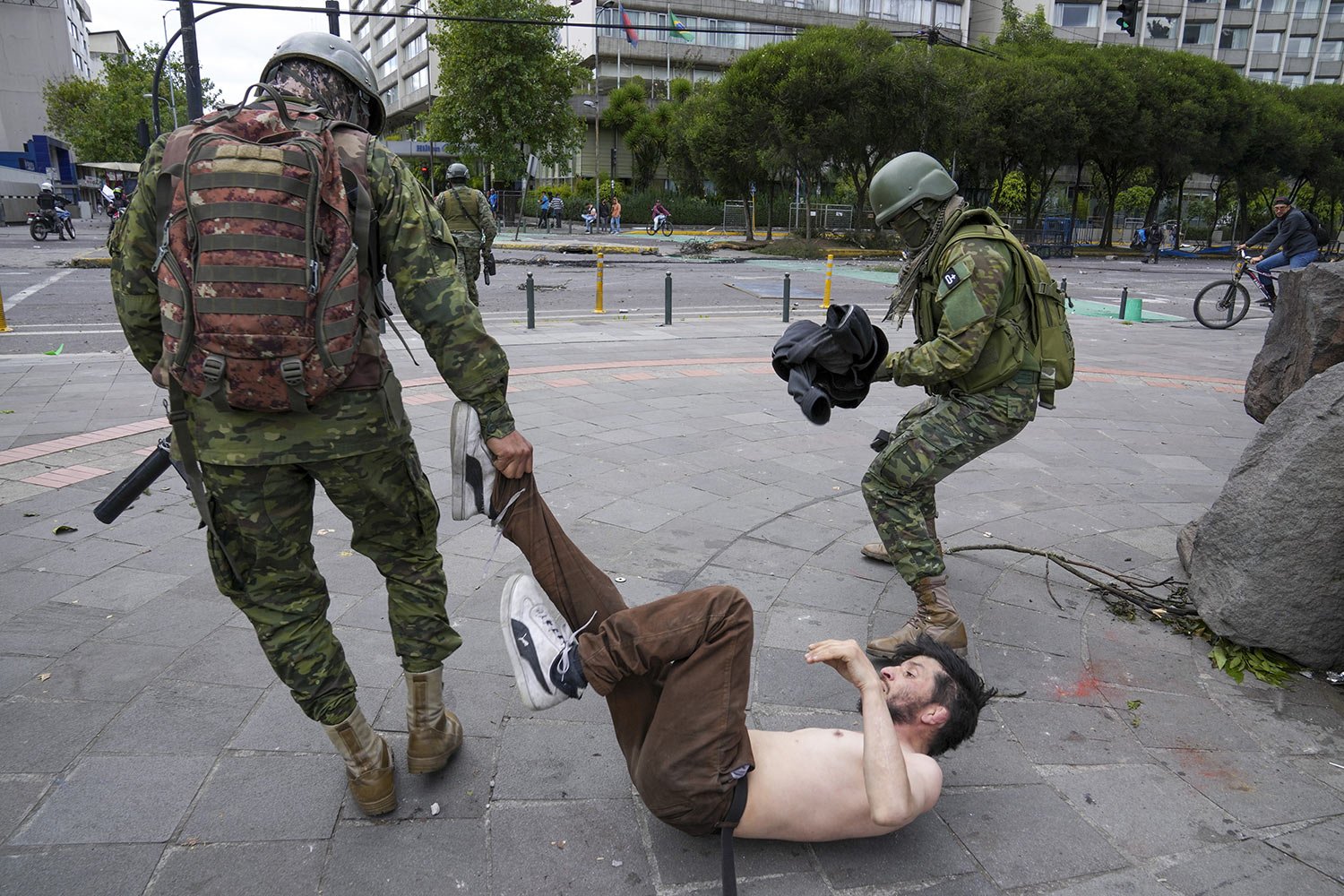  Soldiers detain a demonstrator during protests against the government of President Guillermo Lasso and rising fuel prices in Quito, Ecuador, Tuesday, June 21, 2022.  (AP Photo/Dolores Ochoa) 