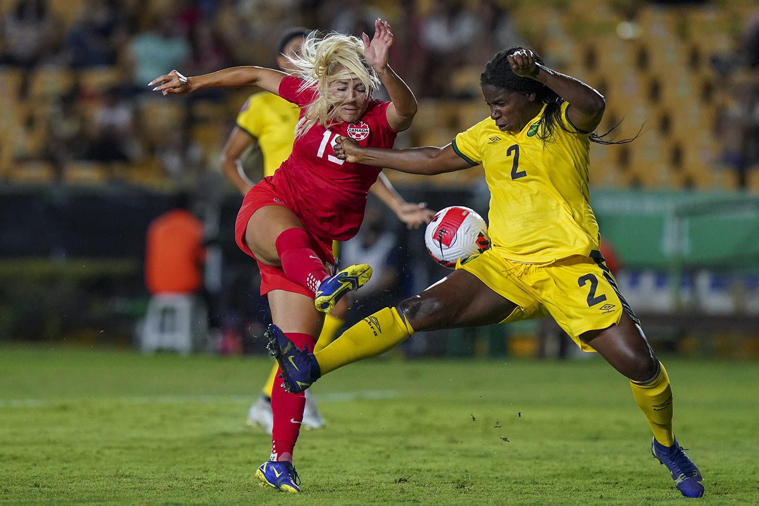  Jamaica's Satara Murray, right, blocks a shot by Canada's Nichelle Prince during a CONCACAF Women's Championship soccer semifinal match in Monterrey, Mexico, Thursday, July 14, 2022. (AP Photo/Fernando Llano) 