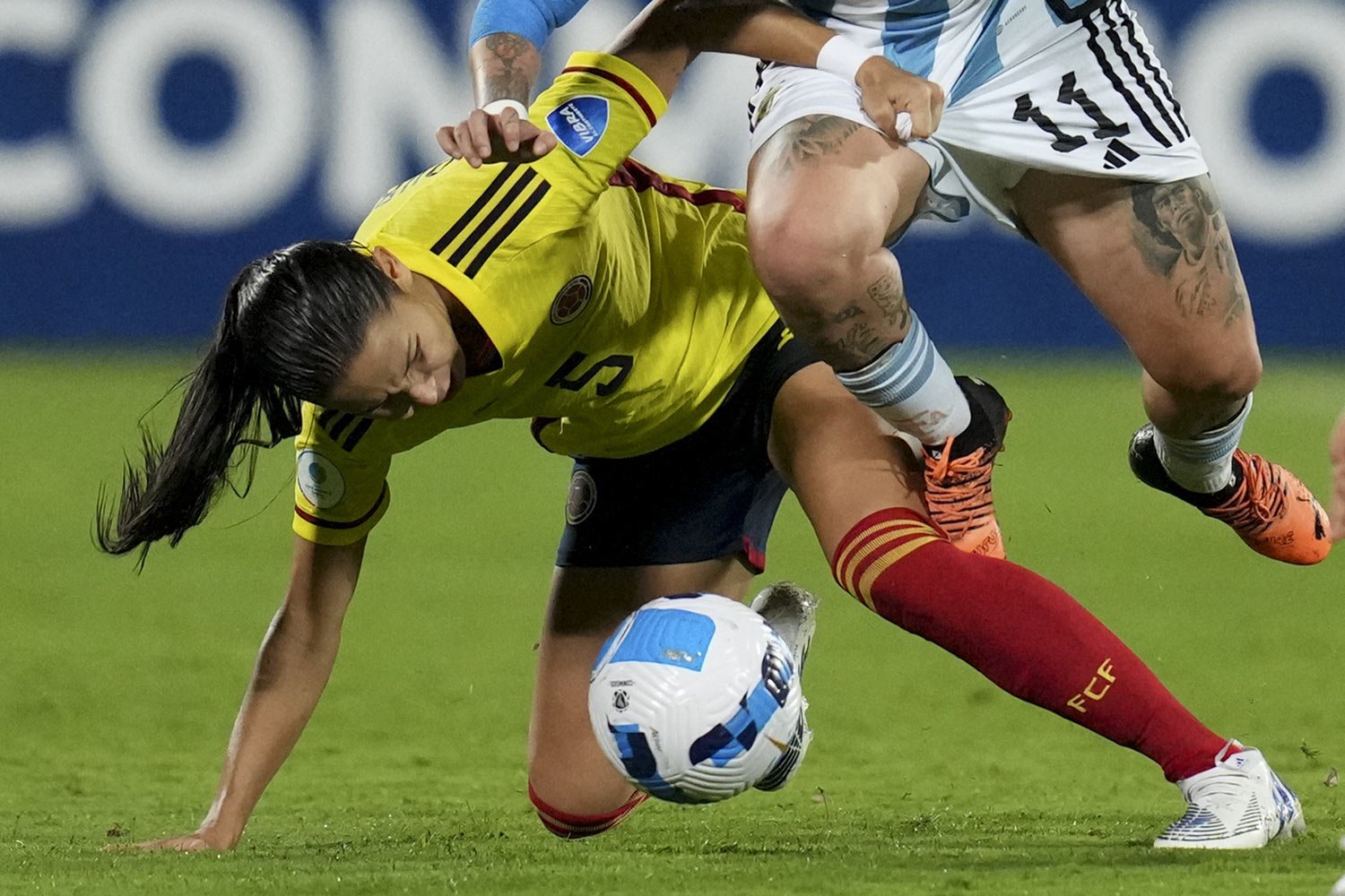  Colombia's Lorena Bedoya, left, and Argentina's Yamila Rodriguez battle for the ball during a Women's Copa America semi final soccer match in Bucaramanga, Colombia , Monday, July 25, 2022. (AP Photo/Dolores Ochoa) 