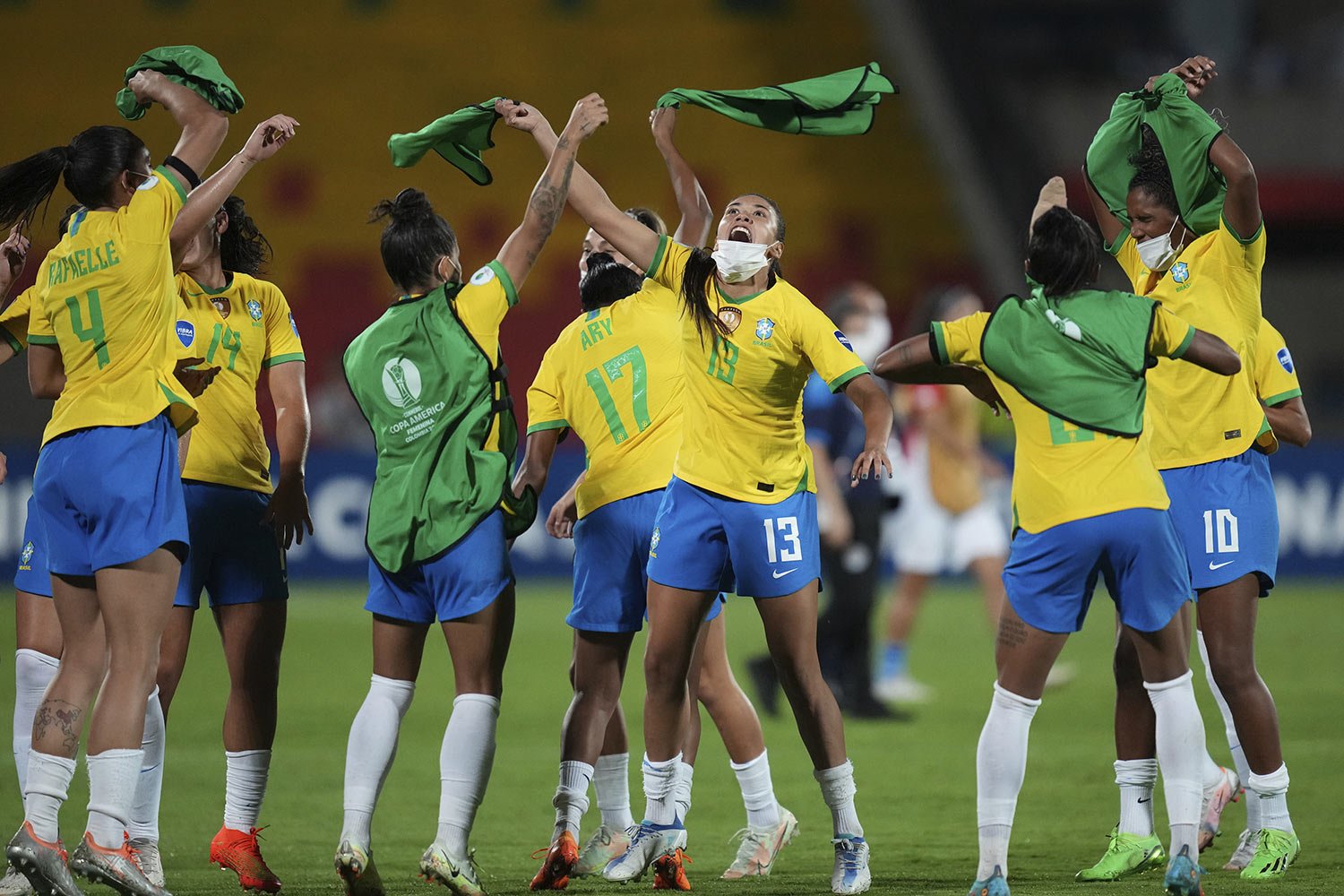  Brazil's players celebrate after winning 2-0 against Paraguay, at the end of a women's Copa America semi-final soccer match in Bucaramanga, Colombia, Tuesday, July 26, 2022. (AP Photo/Dolores Ochoa) 