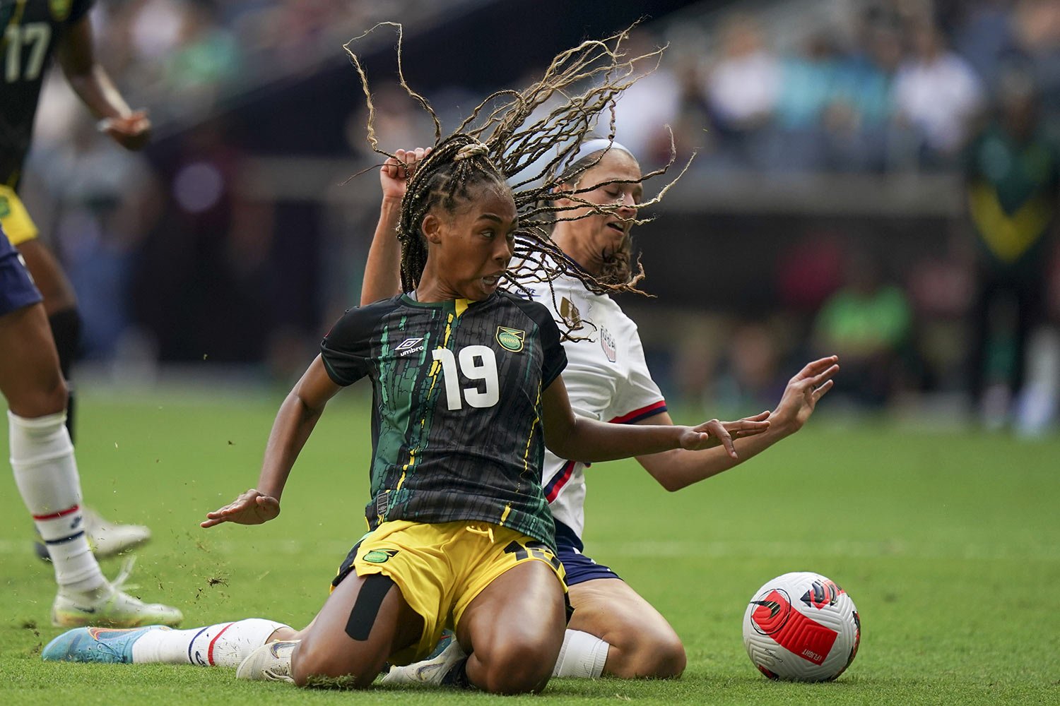  Jamaica's Tiernny Wiltshire, front, and United States' Sophia Smith fight for the ball during a CONCACAF Women's Championship soccer match in Monterrey, Mexico, Thursday, July 7, 2022. (AP Photo/Fernando Llano) 