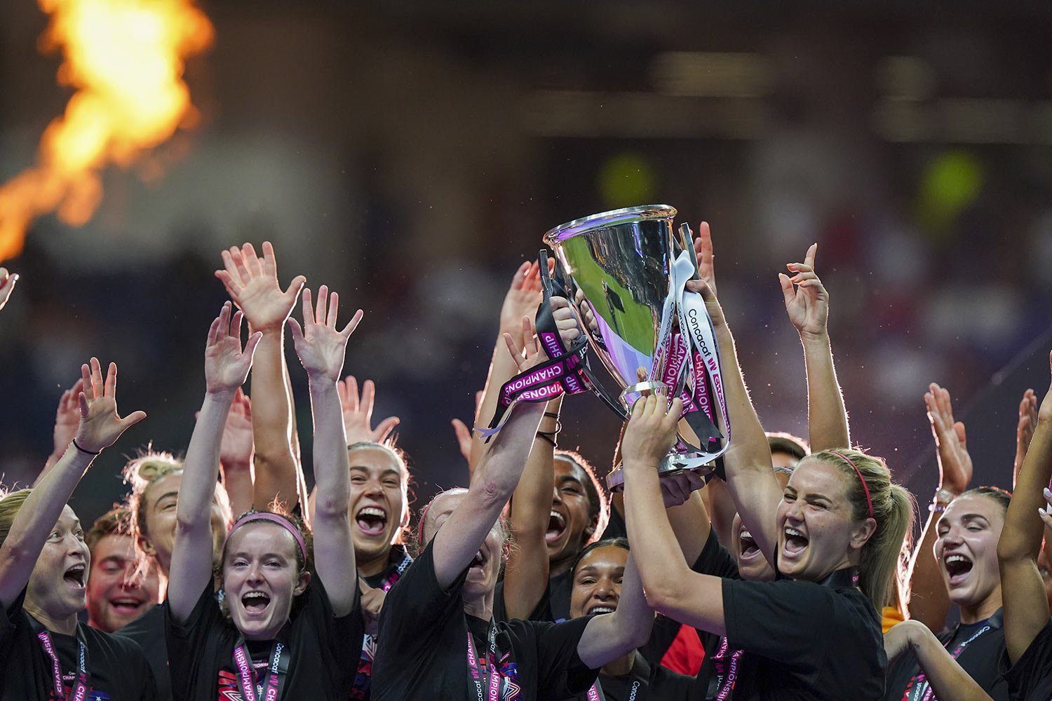  United States' players hold the trophy as they celebrate winning the CONCACAF Women's Championship final soccer match against Canada in Monterrey, Mexico, Monday, July 18, 2022. (AP Photo/Fernando Llano) 