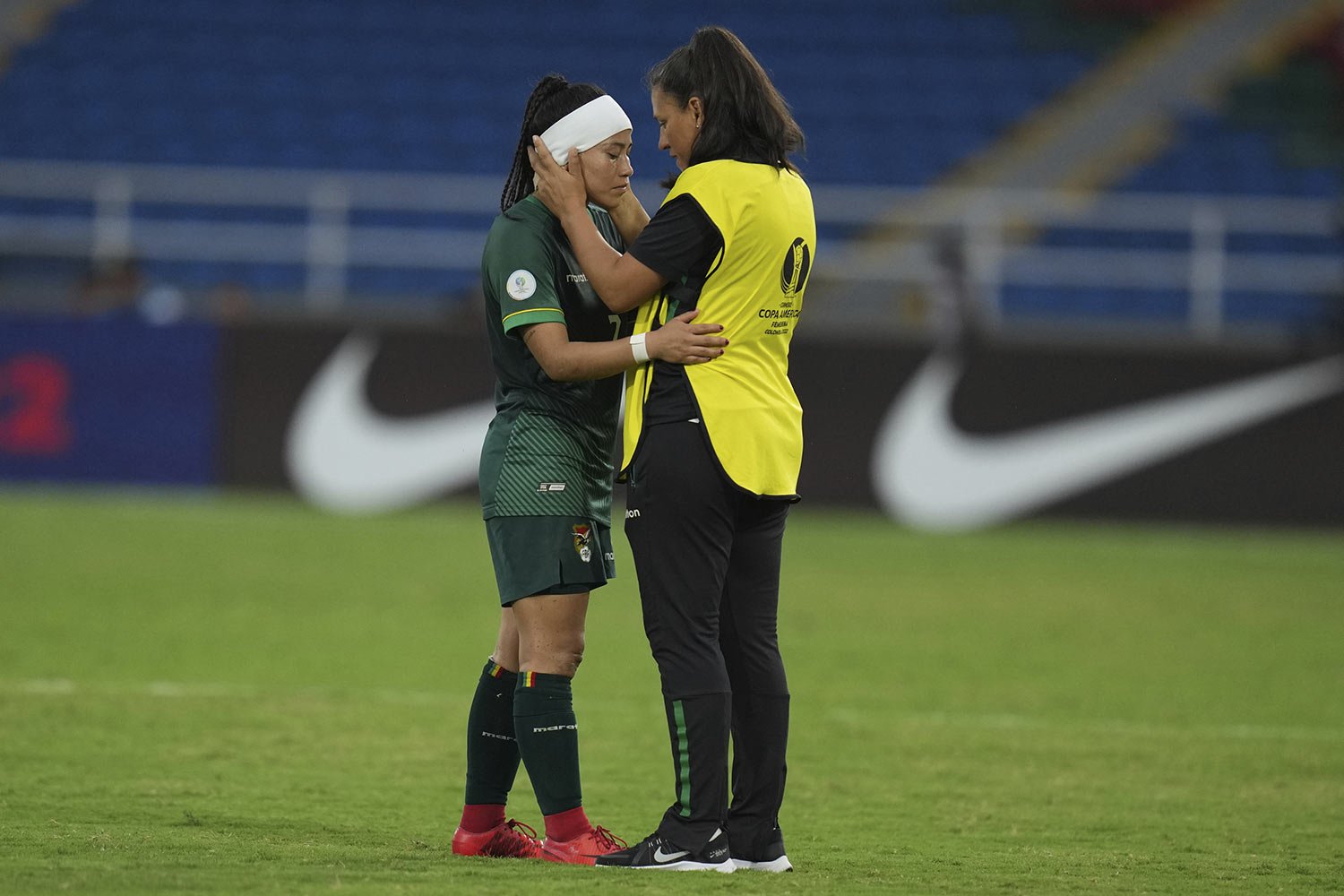  Bolivia's coach Rosana Gomez comforts her player Ana Rojas after they were defeated 5-0 by Chile during a Women's Copa America soccer match in Cali, Colombia, Sunday, July 17, 2022. (AP Photo/Dolores Ochoa) 