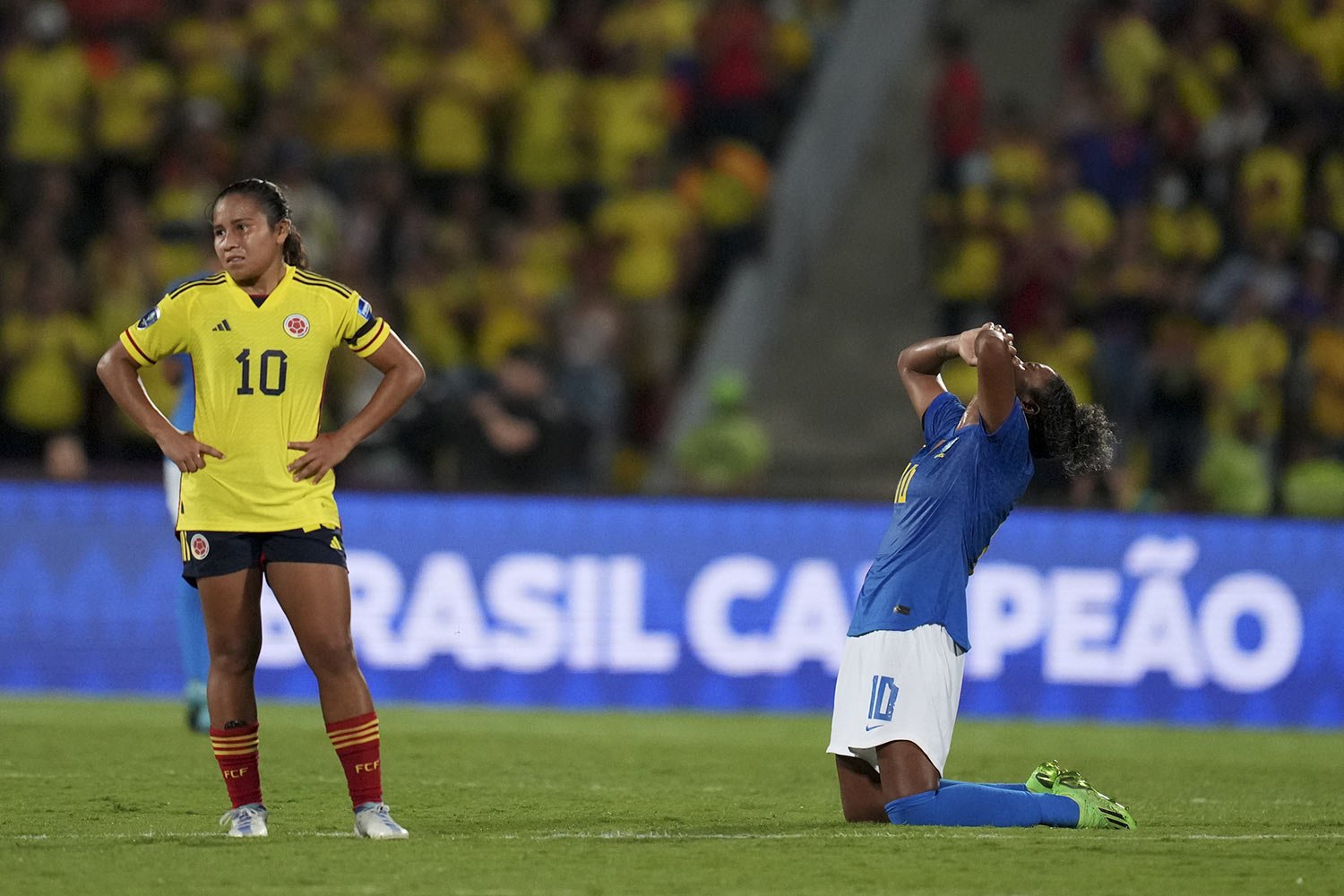  Colombia's Leicy Santos, left, and Brazil's Duda react at the end of the Women's Copa America final soccer match in Bucaramanga, Colombia , Saturday, July 30, 2022. Brazil won 1-0. (AP Photo/Dolores Ochoa) 