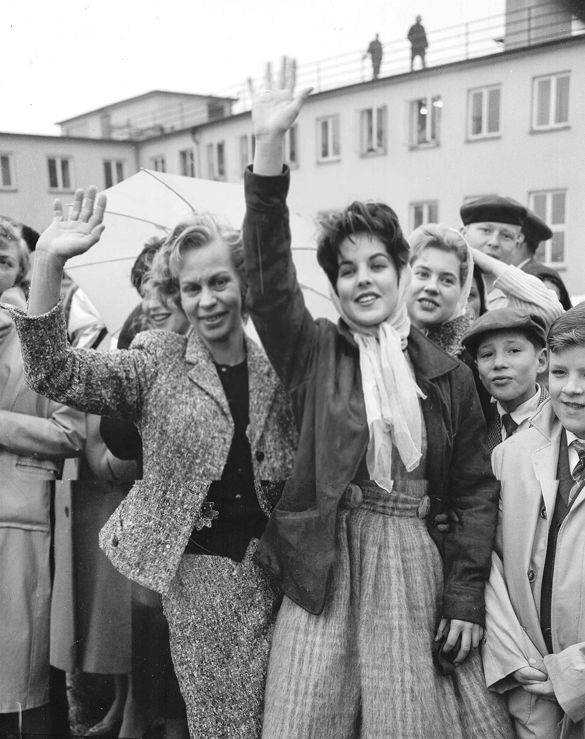  Sixteen-year-old Priscilla Beaulieu waves goodbye to Elvis Presley from behind the ropes at Rhine-Main Air Base in Frankfurt, March 2, 1960. She was not allowed to kiss the rock 'n' roll singer who departed for the U.S. and was discharged from milit