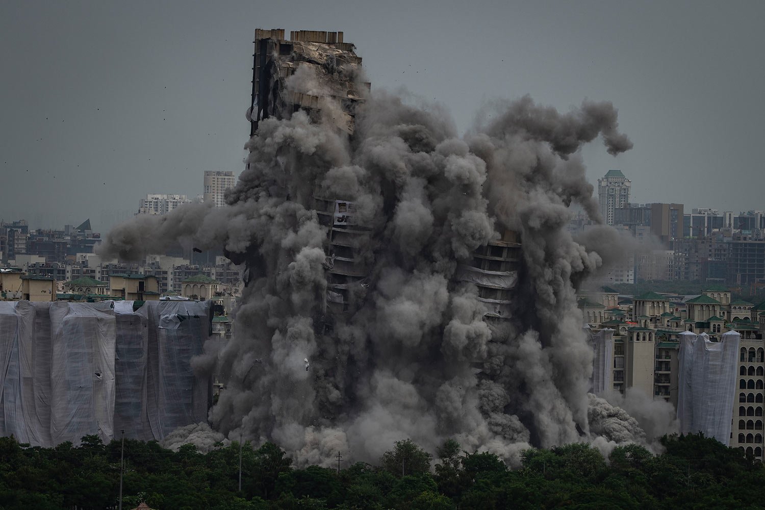  Cloud of dust rises as twin high-rise apartment towers are razed to ground in Noida, outskirts of New Delhi, India, Sunday, Aug. 28, 2022.  (AP Photo/Altaf Qadri) 