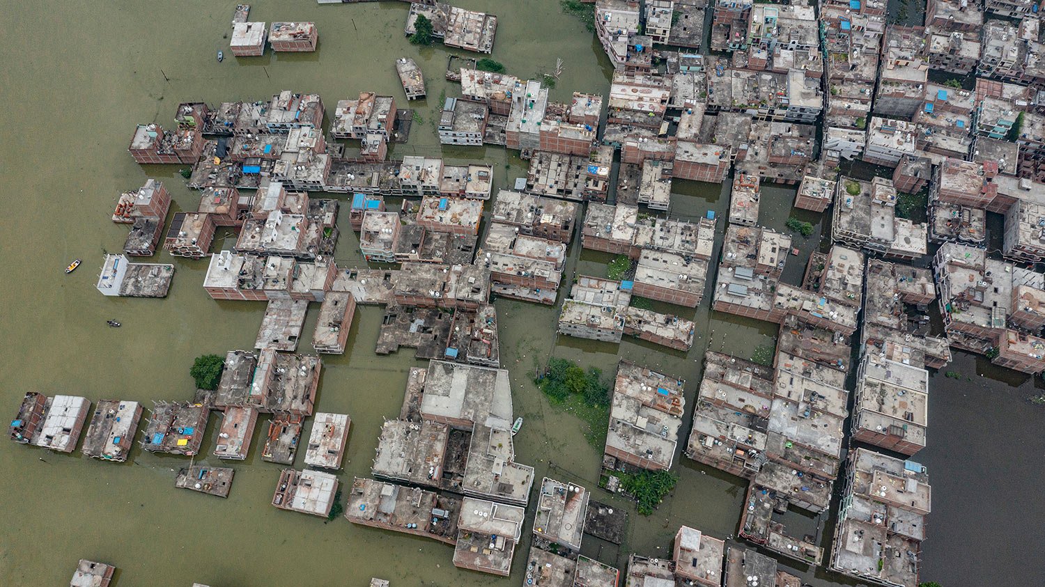  Flood waters surround houses on the banks of the river Ganges following heavy monsoon rains in Prayagraj, India, Sunday, Aug. 28, 2022. (AP Photo/Rajesh Kumar Singh) 