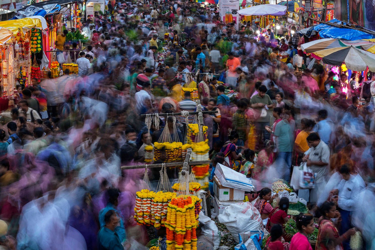  People crowd a market ahead of Ganesh Chaturti festival in Mumbai, India, Tuesday, Aug. 30, 2022. (AP Photo/Rafiq Maqbool) 