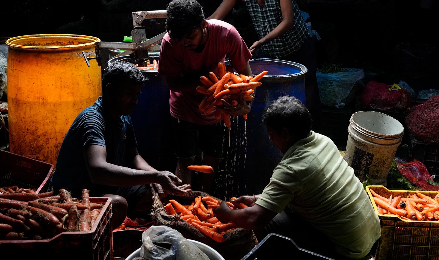  Workers sort out vegetables at a wholesale market in Mumbai, India, Friday, Aug. 5, 2022.  (AP Photo/Rajanish kakade) 