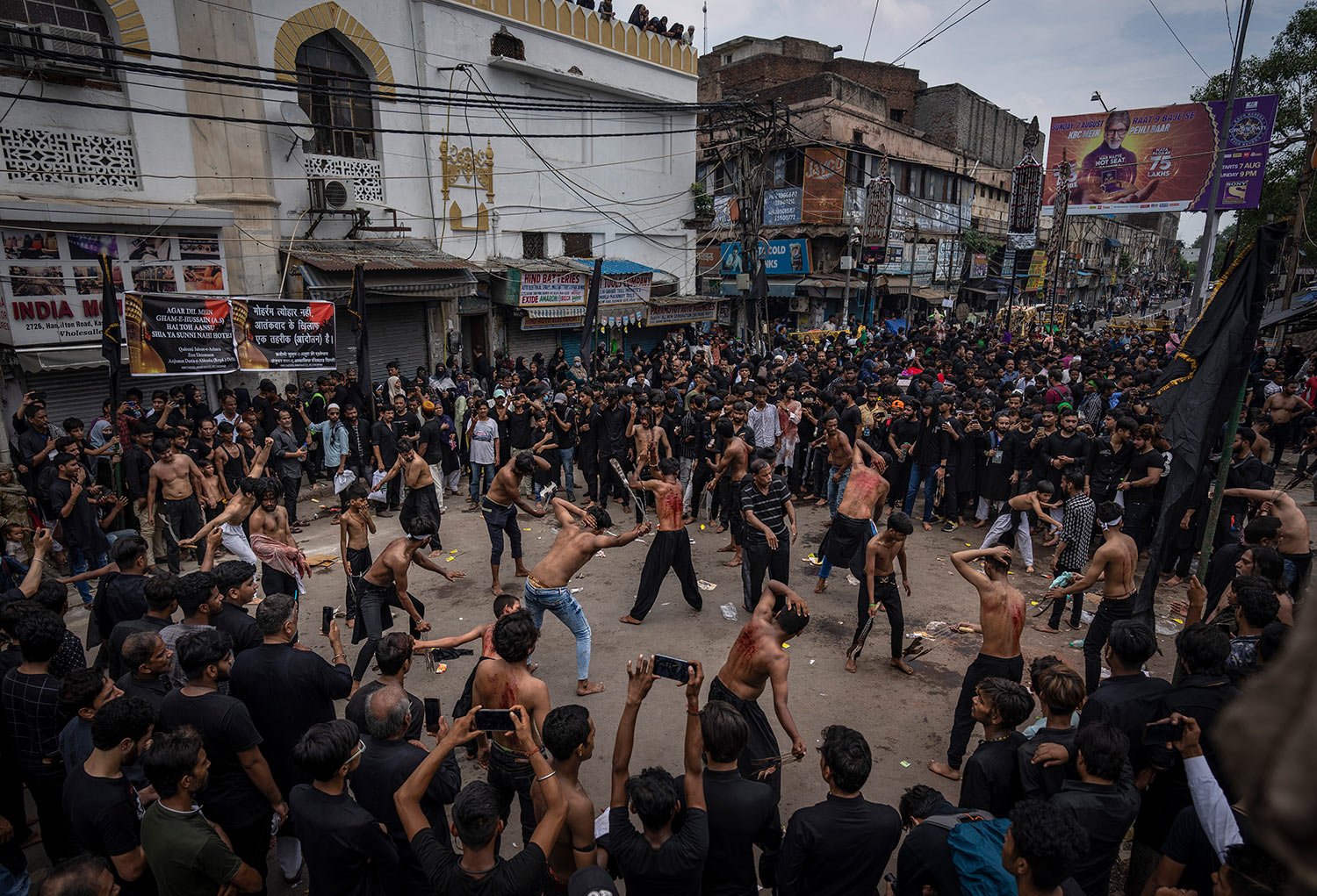  Shiite Muslims flagellate themselves during an Ashoura procession in New Delhi, India, Tuesday, Aug. 9, 2022.  (AP Photo/Altaf Qadri) 