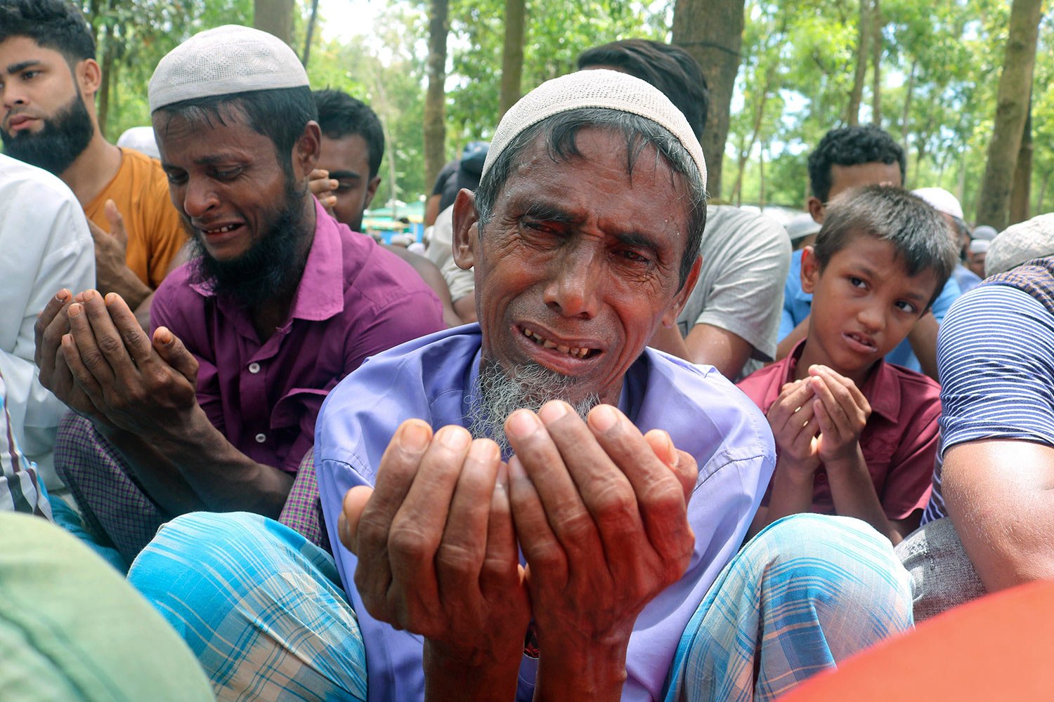  Rohingya refugees cry while praying during a gathering to mark the fifth anniversary of their exodus from Myanmar to Bangladesh, at a Kutupalong Rohingya refugee camp at Ukhiya in Cox's Bazar district, Bangladesh, Thursday, Aug. 25, 2022. (AP Photo/