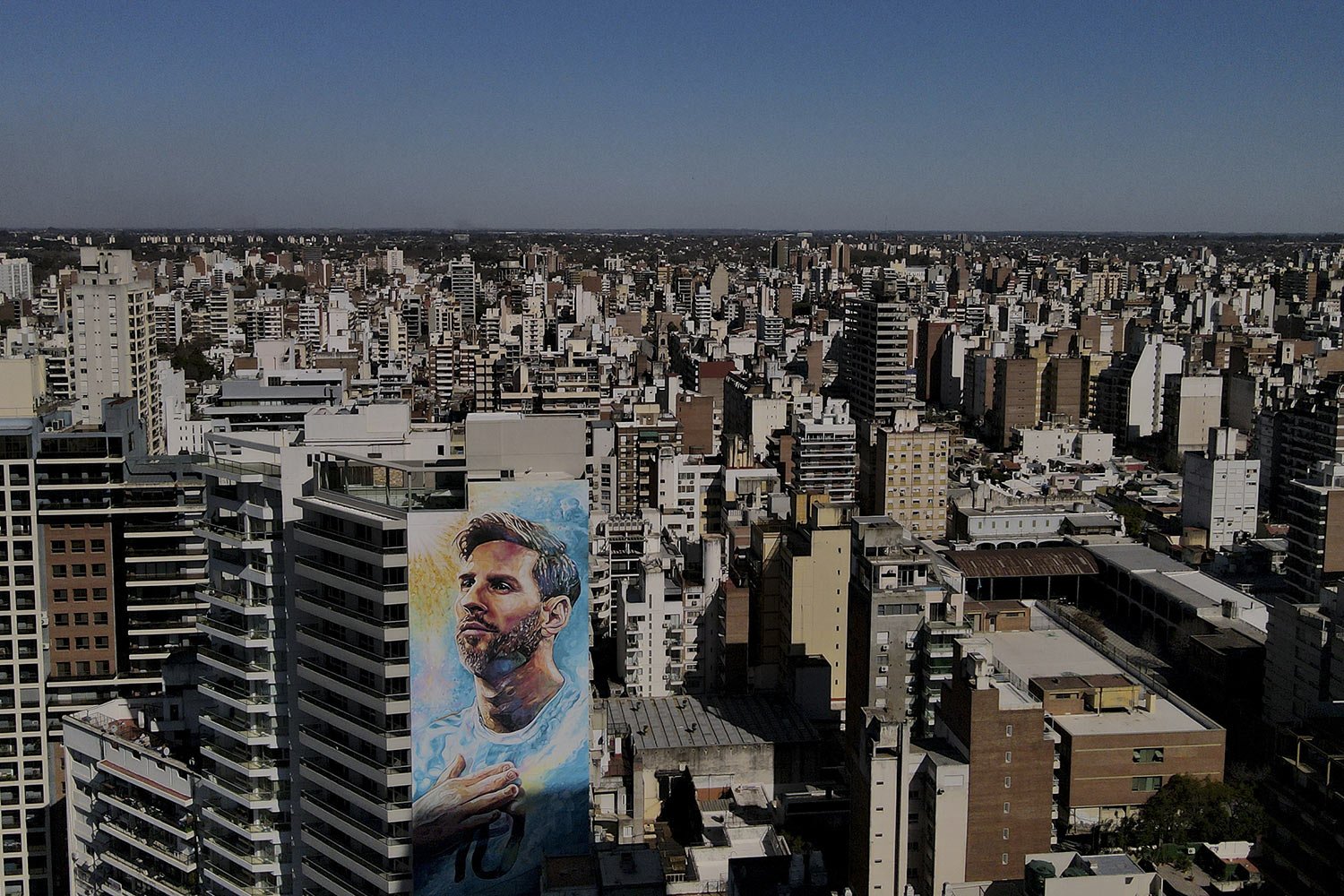  A mural of soccer player Lionel Messi blankets the facade of an apartment building in Rosario, Argentina, Friday, Aug. 19, 2022. (AP Photo/Natacha Pisarenko) 