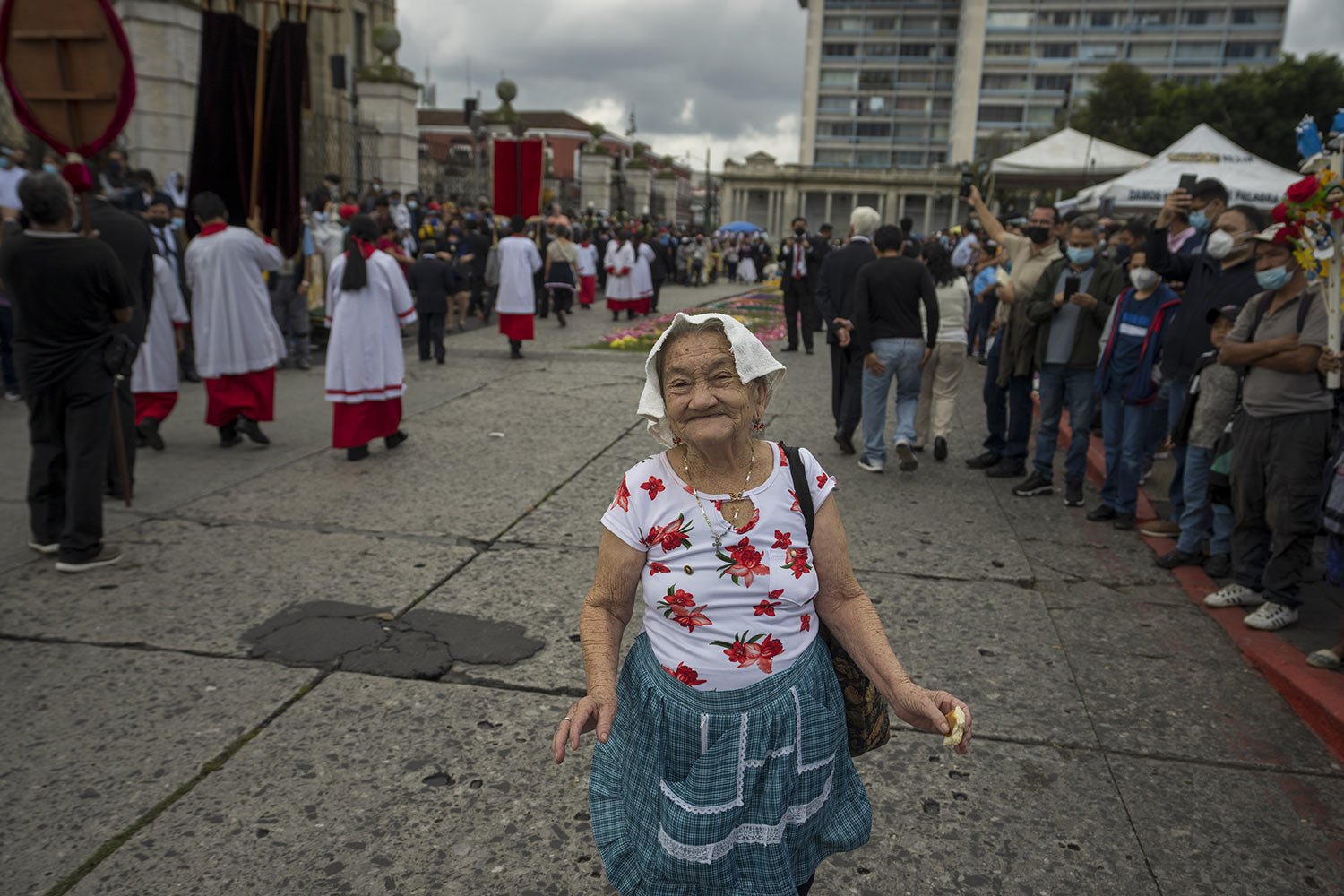  Catholics watch a procession honoring Guatemala City's patroness, the Virgin of the Assumption, in Guatemala City, Monday, Aug. 15, 2022. (AP Photo/Moises Castillo) 